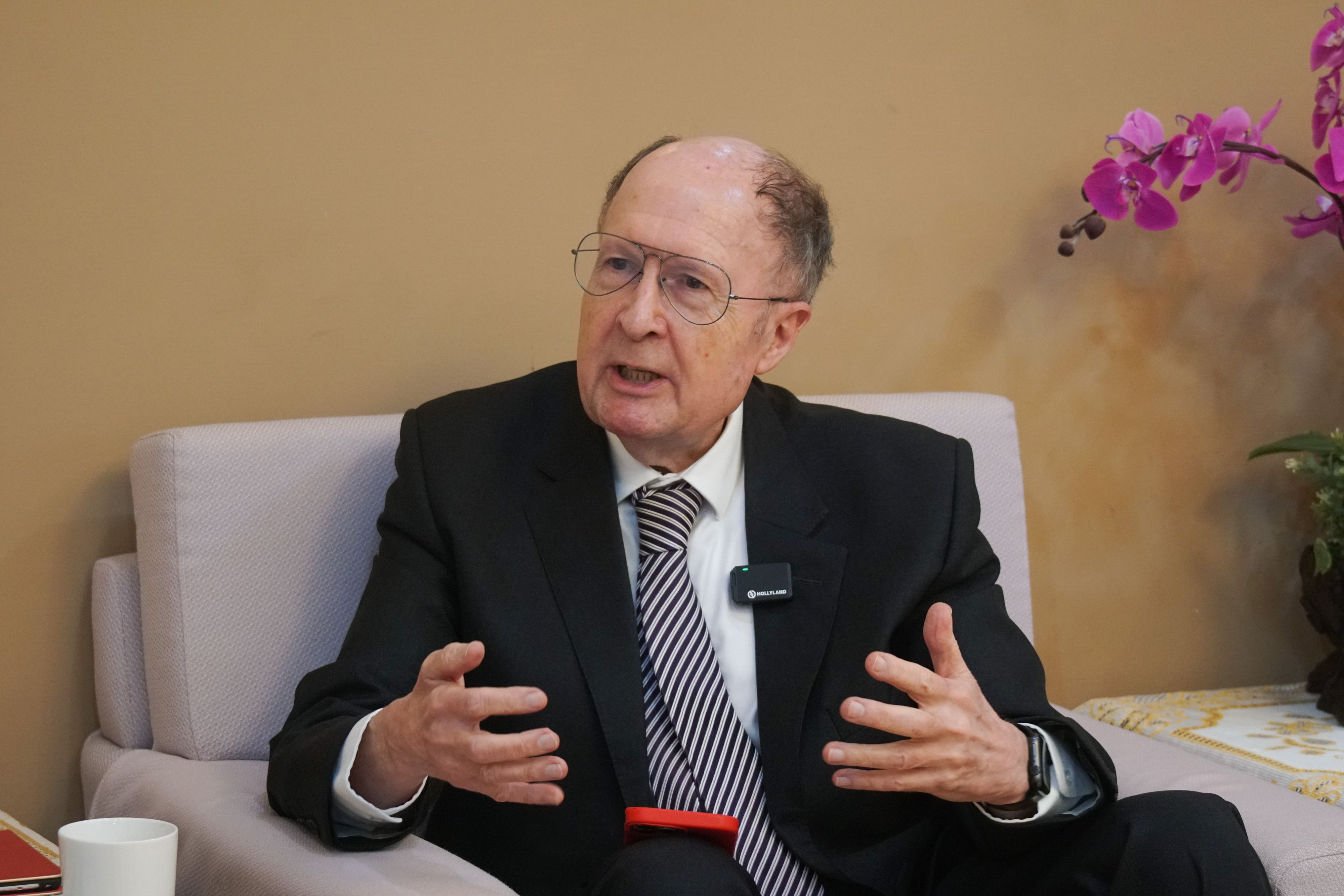 20260302-諾貝爾化學獎得主Sir Gregory Winter 專訪。（蔡親傑攝）