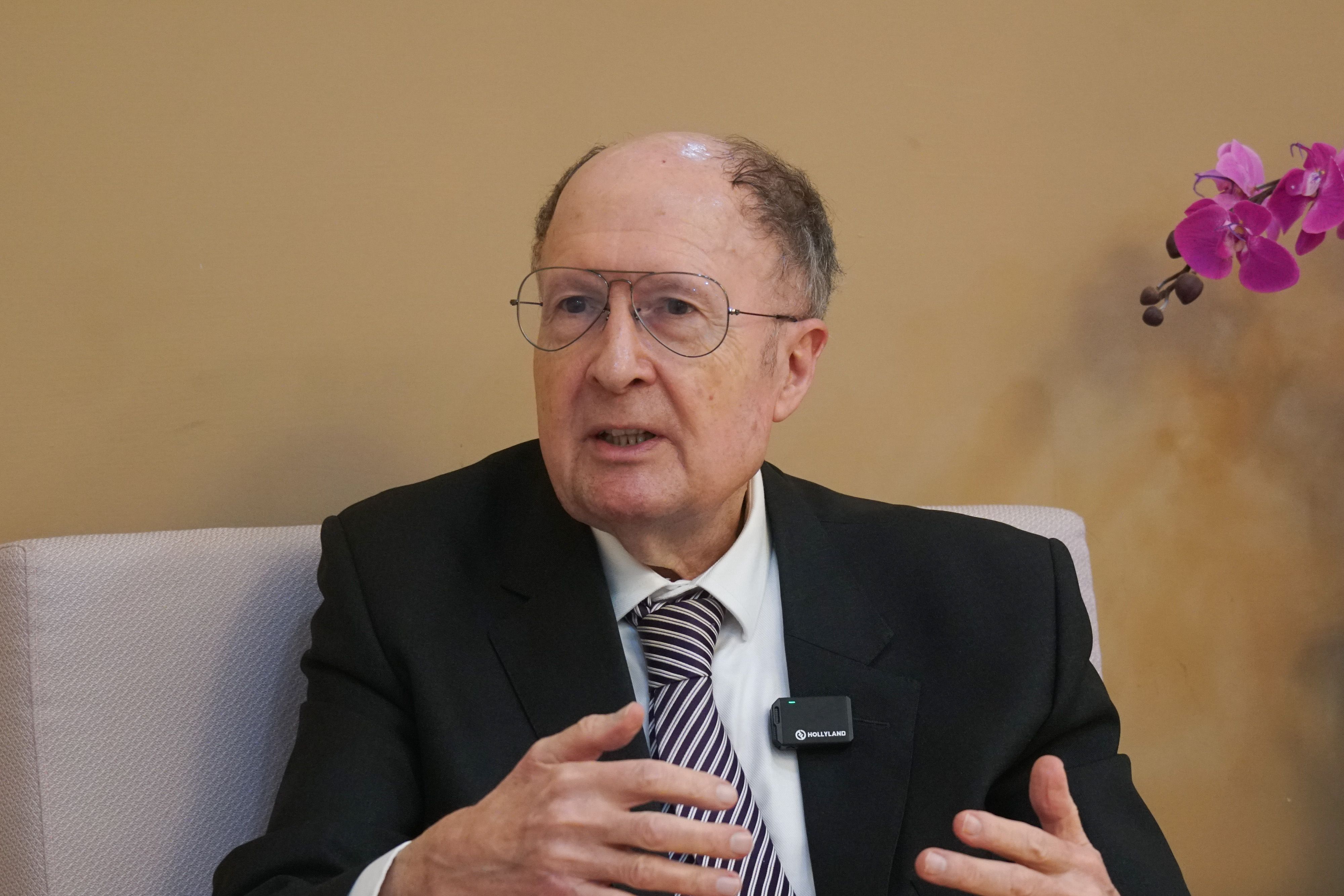 20260302-諾貝爾化學獎得主Sir Gregory Winter 專訪。（蔡親傑攝）