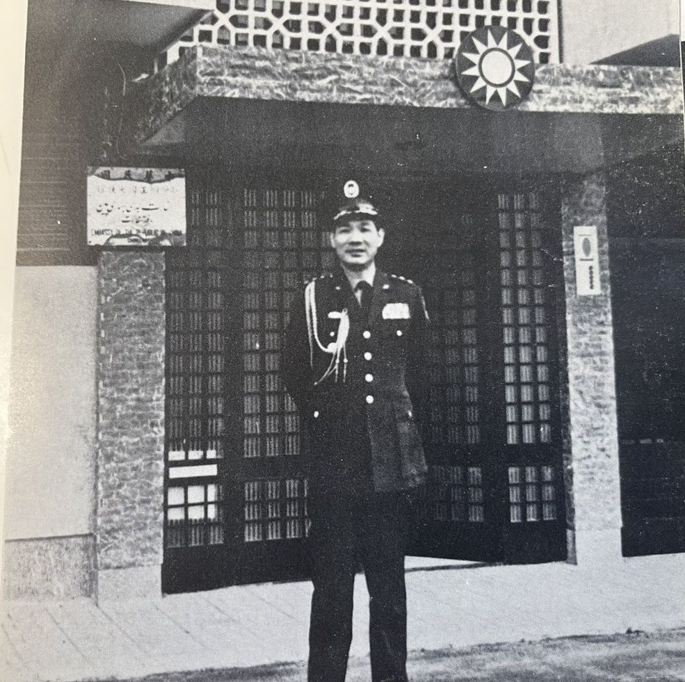 1969年，我國駐伊朗軍事武官查顯琳在大使館前留影。（劉煥彥翻攝）
