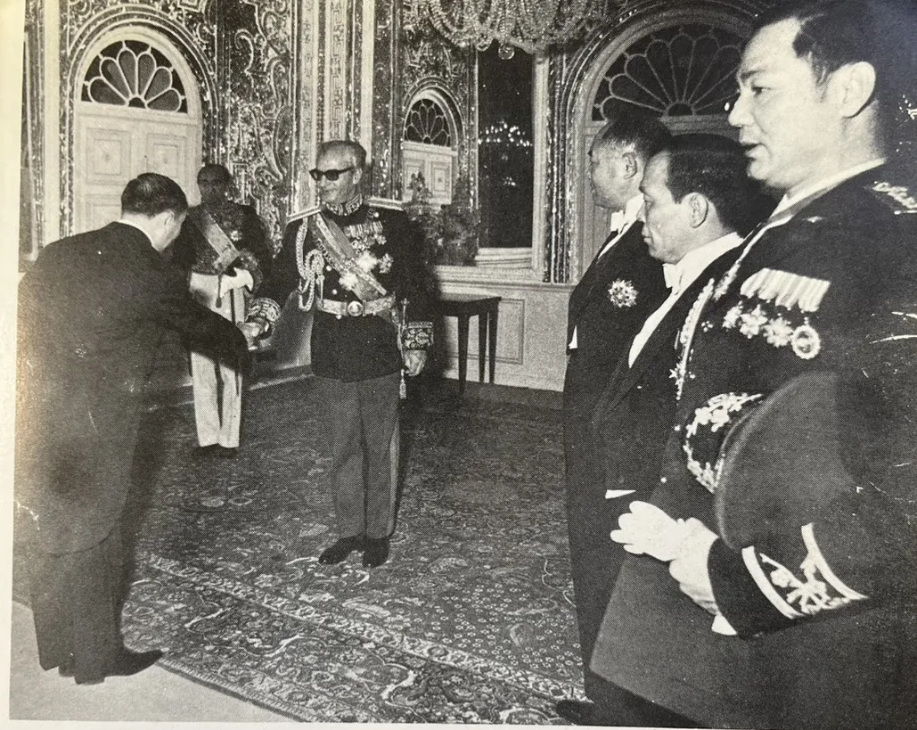 In January 1971, Cha Hsien-lin (far right) accompanied Taiwan's newly appointed ambassador to Iran, Wu Shih-ying (far left), to present credentials to Shah Pahlavi (second from left). (Photo by Liu Huan-yen)