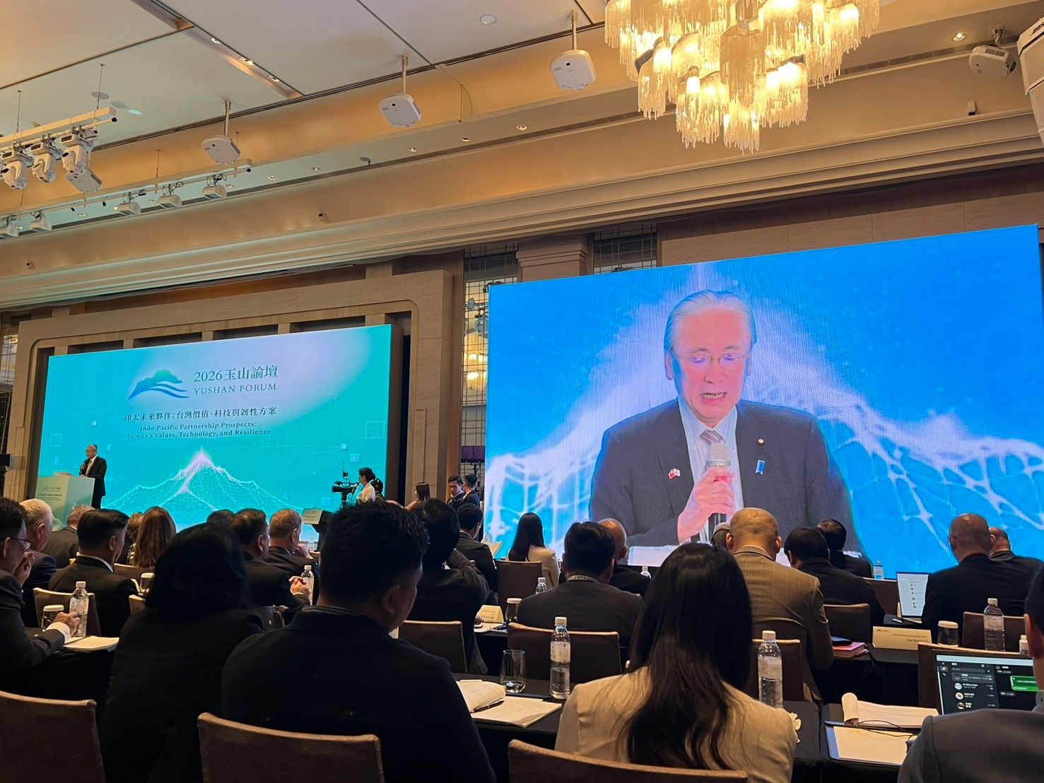 「日華議員懇談會」會長暨日本國會憲法審查會會長的古屋圭司，3月16日在玉山論壇開幕式致詞。（劉煥彥攝影）