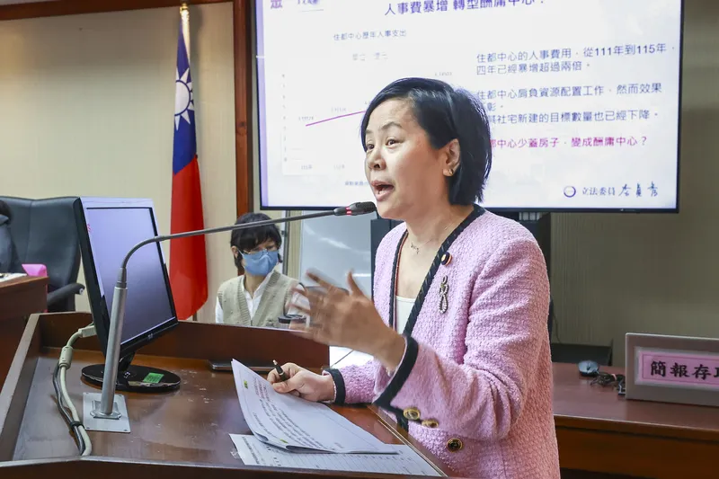 民眾黨立委李貞秀首次立院委員會質詢 立法院內政委員會16日邀請內政部長劉世芳率同所屬列席報告業務概況，身陷立委資格爭議的民眾黨立委李貞秀（圖）出席質詢，首次質詢引起媒體關注。中央社記者鄭清元攝115年3月16日