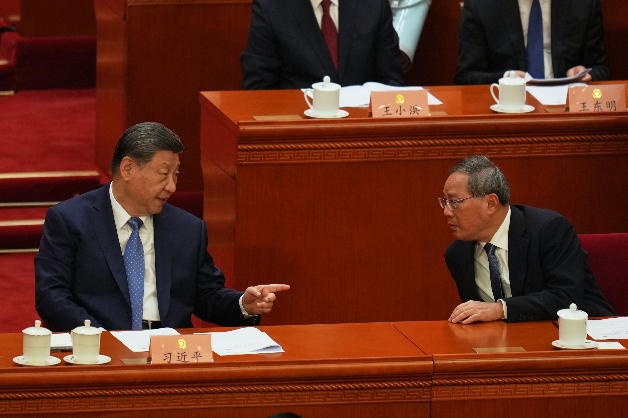 2026年3月4日,中國國家主席習近平(左)在人民大會堂出席中國人民政治協商會議開幕式,並與國務院總理李強交談。(美聯社)