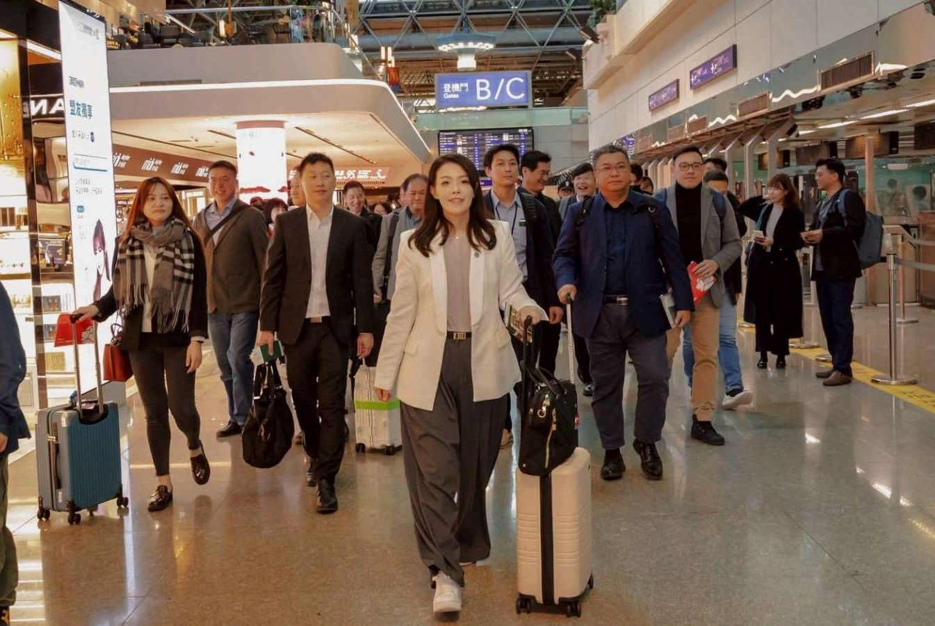 新竹市長高虹安16日率領市府團隊偕同新竹市議會前往日本進行市政考察。（圖／新竹市政府提供）