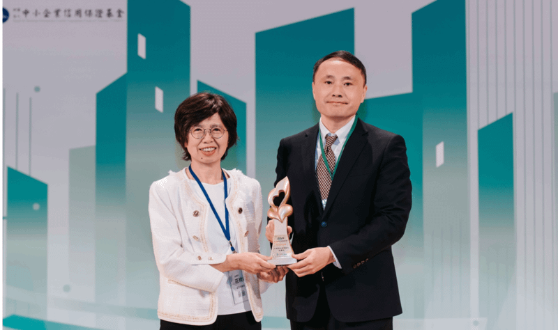 金管會副主委莊琇媛（左）擔任頒獎貴賓之一，中信銀行新興金融處處長陳明輝資深副總經理（右）代表受獎。(圖/中信銀行提供)