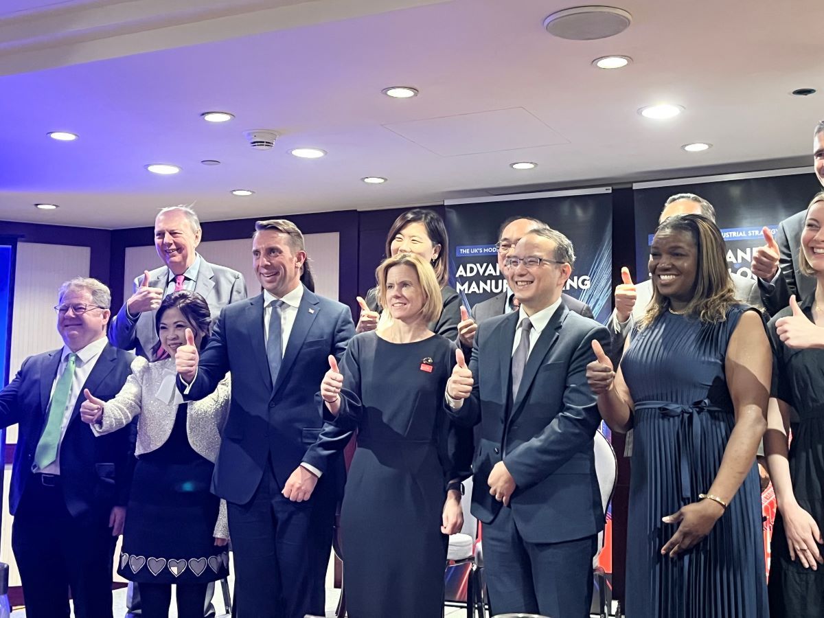 英國在台辦事處與英僑商會3月16日發表「2025-2026台英商務關係調查」,前排左四為英國駐台代表包瓊郁。