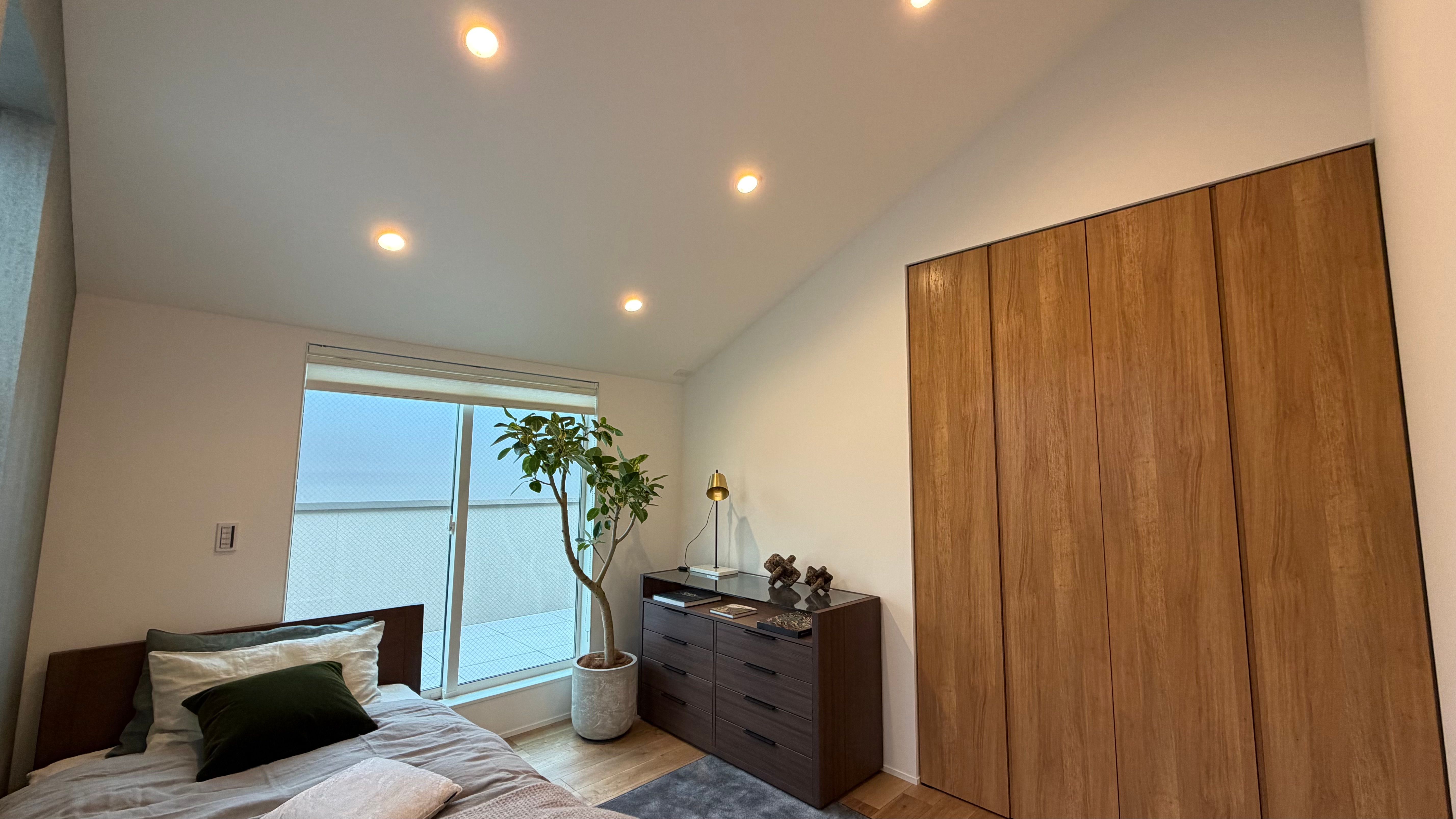 諸戸の家が目黒区東が丘に6億4800万円の新築邸宅を発表し、吉田桂子氏の設計による「瞑想室」や特殊換気システムを備え、ビジネスリーダーに心身を整える究極の住空間を提案。（写真/ゆい/＠yui.injp提供）