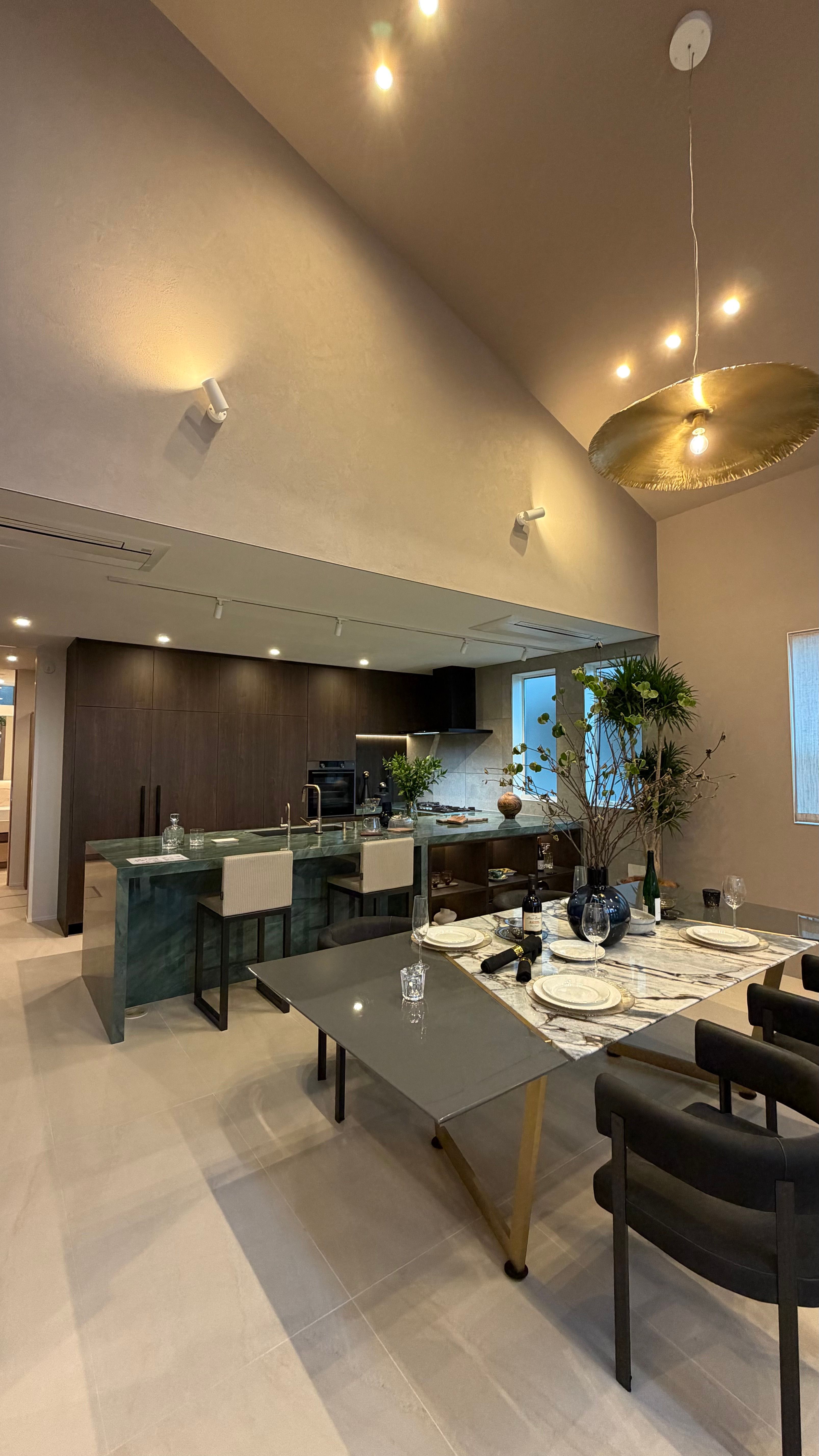 諸戸の家が目黒区東が丘に6億4800万円の新築邸宅を発表し、吉田桂子氏の設計による「瞑想室」や特殊換気システムを備え、ビジネスリーダーに心身を整える究極の住空間を提案。（写真/ゆい/＠yui.injp提供）