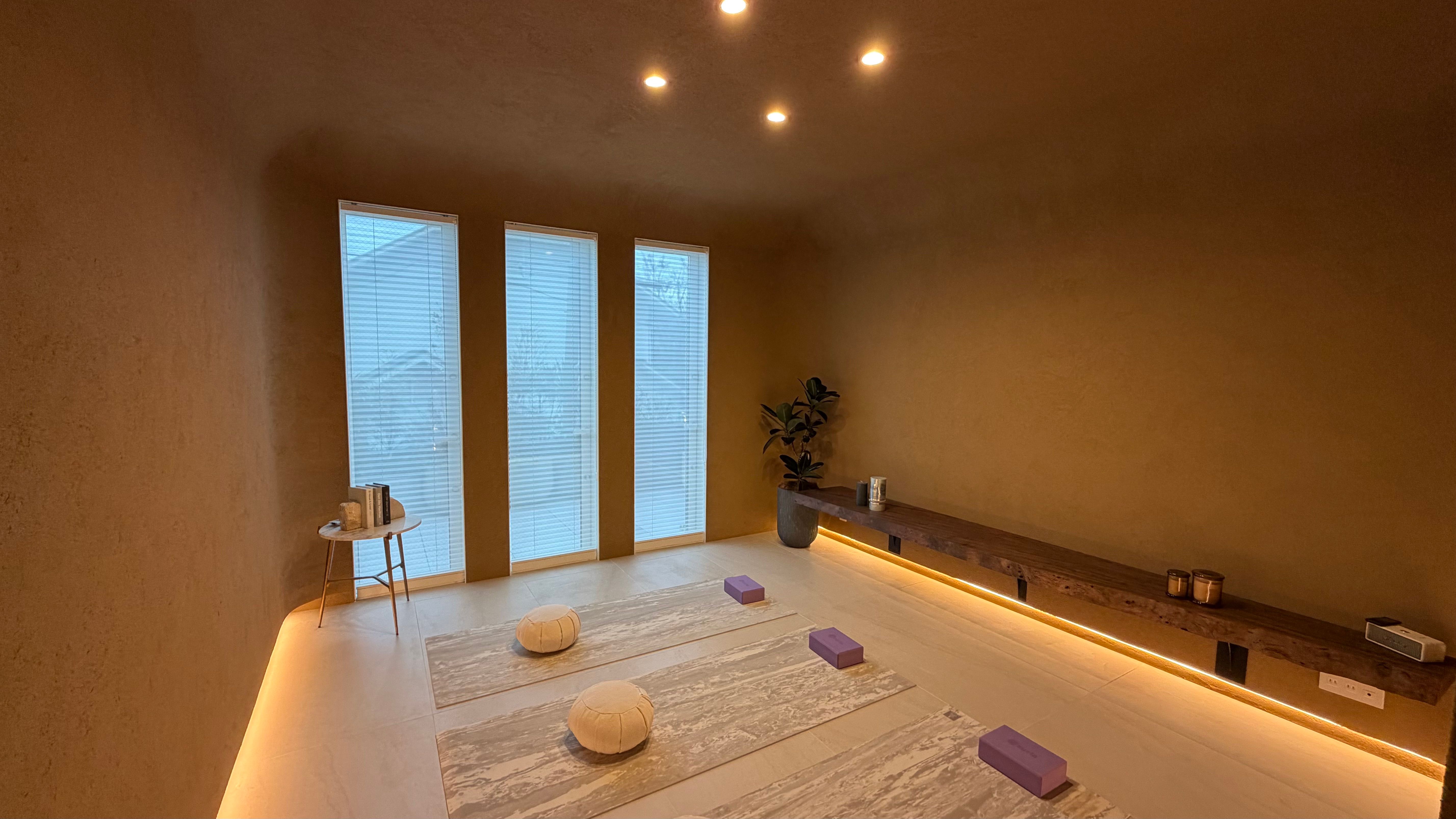 諸戸の家が目黒区東が丘に6億4800万円の新築邸宅を発表し、吉田桂子氏の設計による「瞑想室」や特殊換気システムを備え、ビジネスリーダーに心身を整える究極の住空間を提案。（写真/ゆい/＠yui.injp提供）