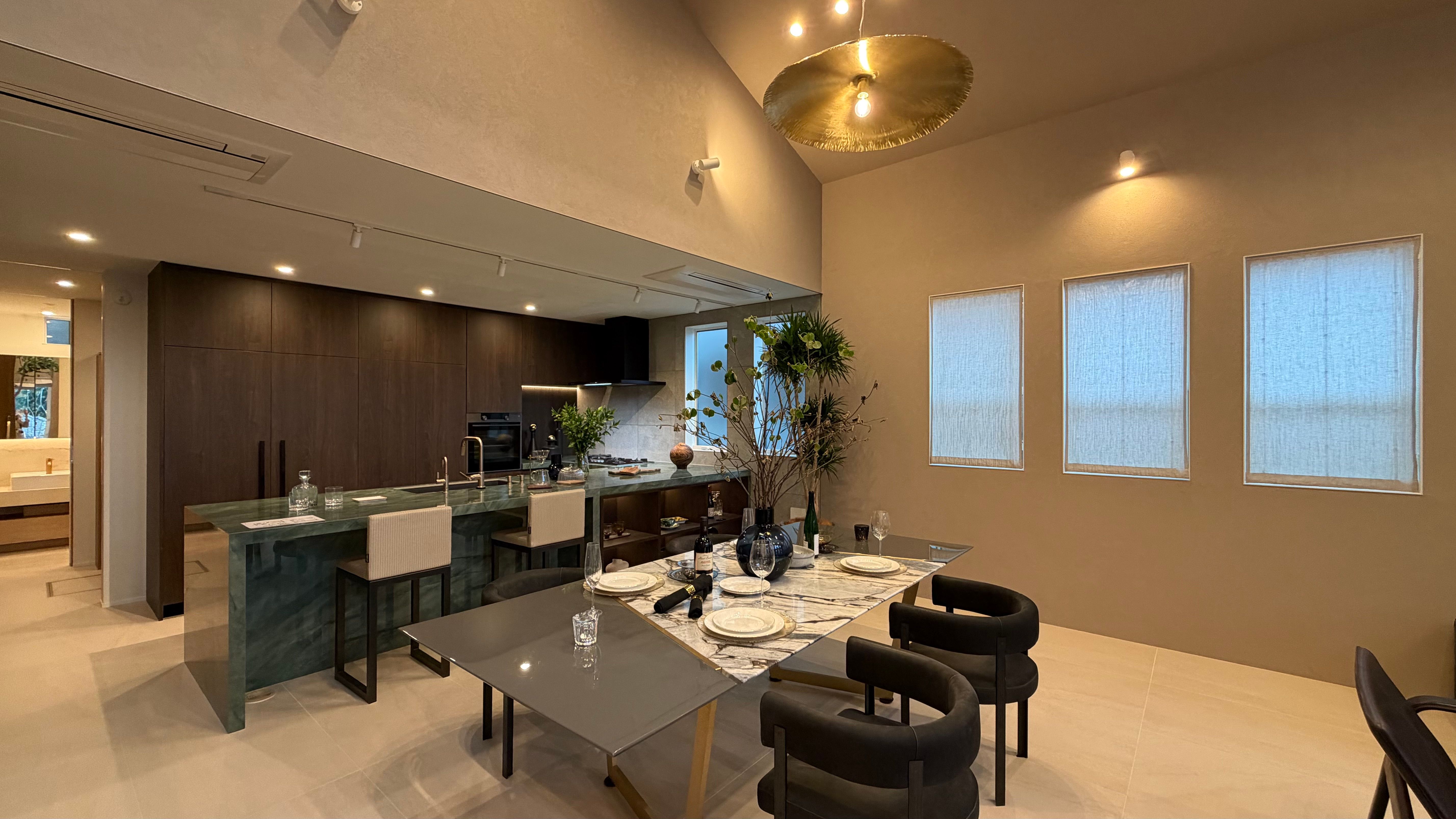 諸戸の家が目黒区東が丘に6億4800万円の新築邸宅を発表し、吉田桂子氏の設計による「瞑想室」や特殊換気システムを備え、ビジネスリーダーに心身を整える究極の住空間を提案。（写真/ゆい/＠yui.injp提供）