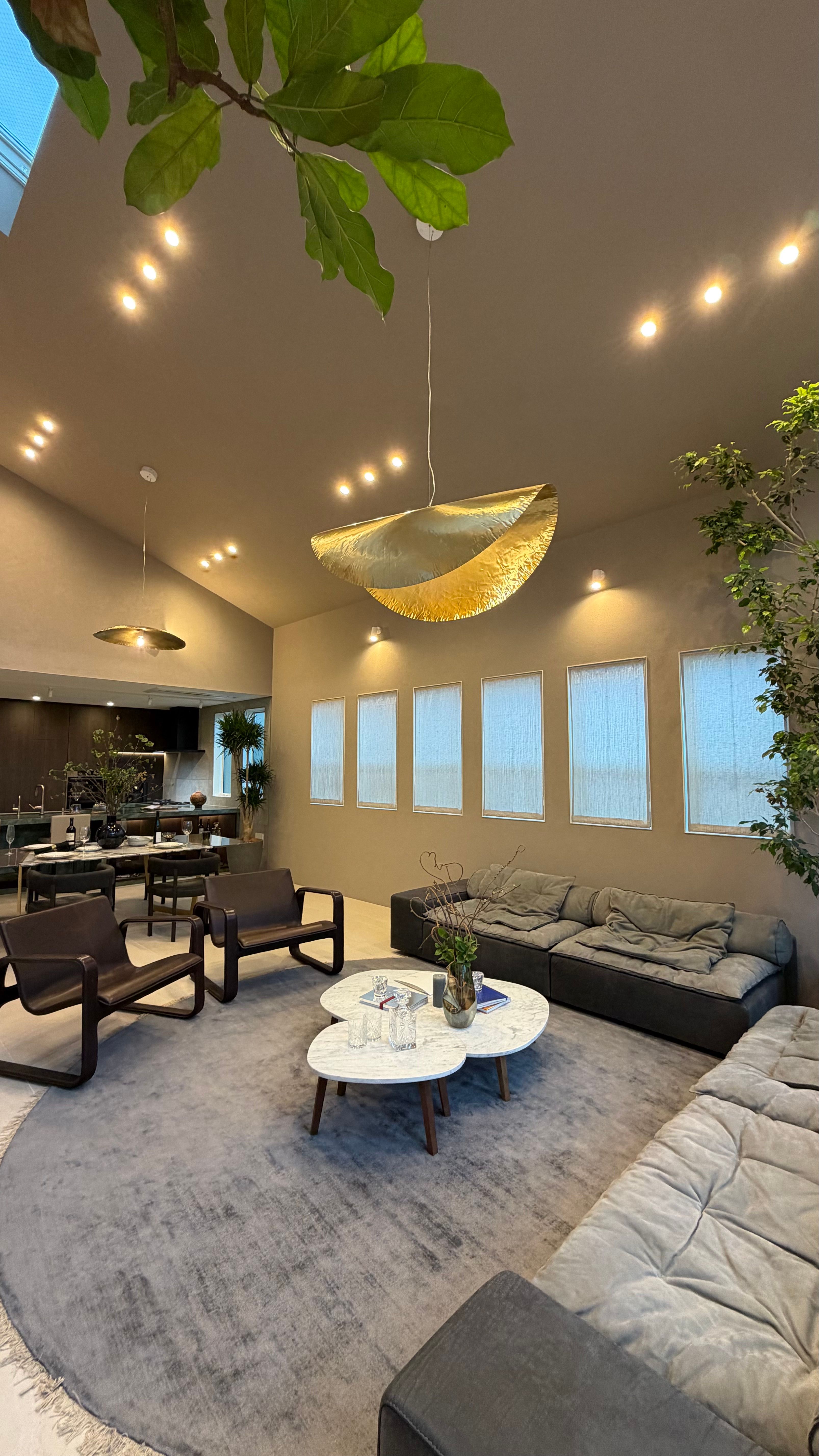 諸戸の家が目黒区東が丘に6億4800万円の新築邸宅を発表し、吉田桂子氏の設計による「瞑想室」や特殊換気システムを備え、ビジネスリーダーに心身を整える究極の住空間を提案。（写真/ゆい/＠yui.injp提供）