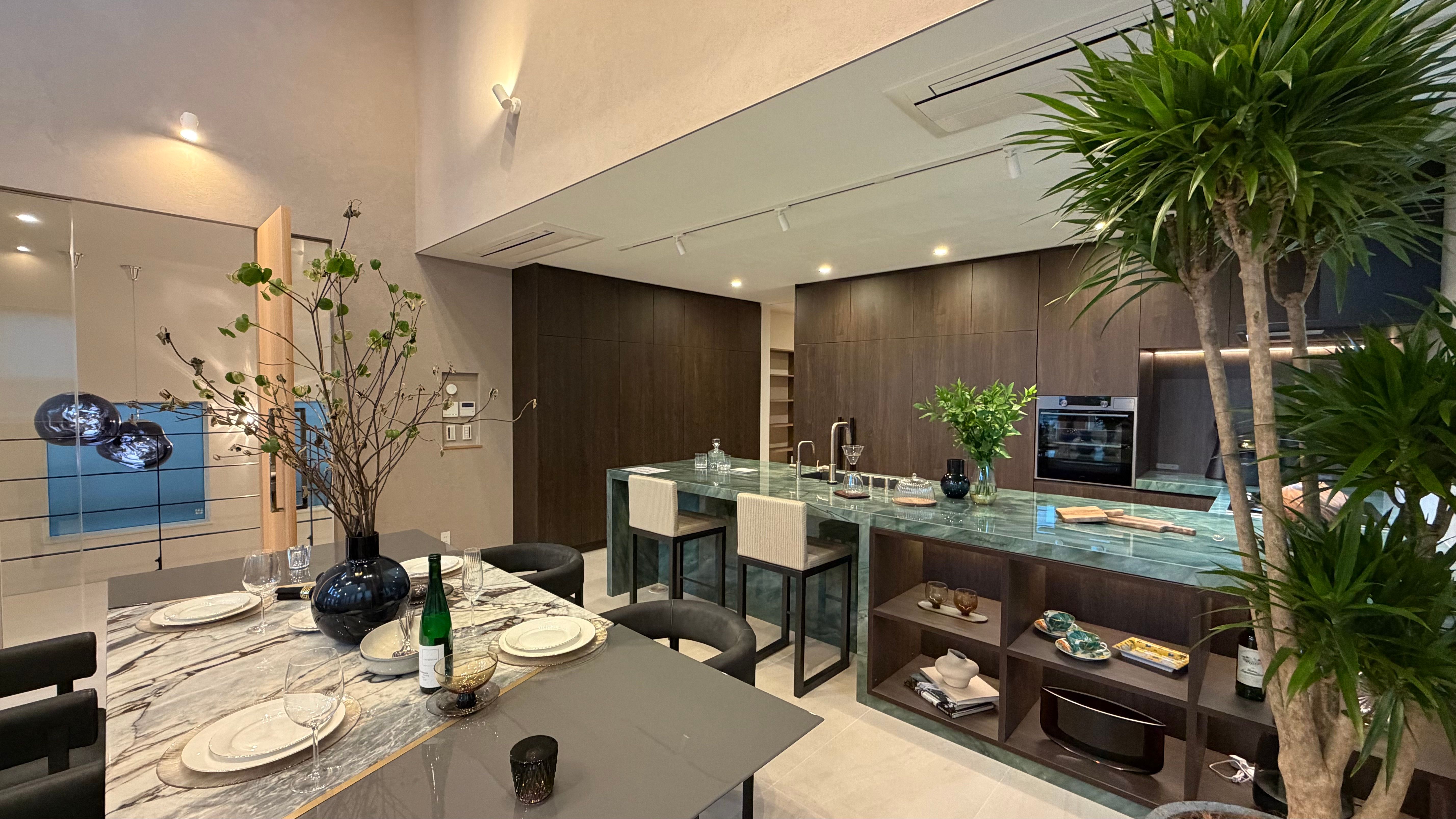 諸戸の家が目黒区東が丘に6億4800万円の新築邸宅を発表し、吉田桂子氏の設計による「瞑想室」や特殊換気システムを備え、ビジネスリーダーに心身を整える究極の住空間を提案。（写真/ゆい/＠yui.injp提供）