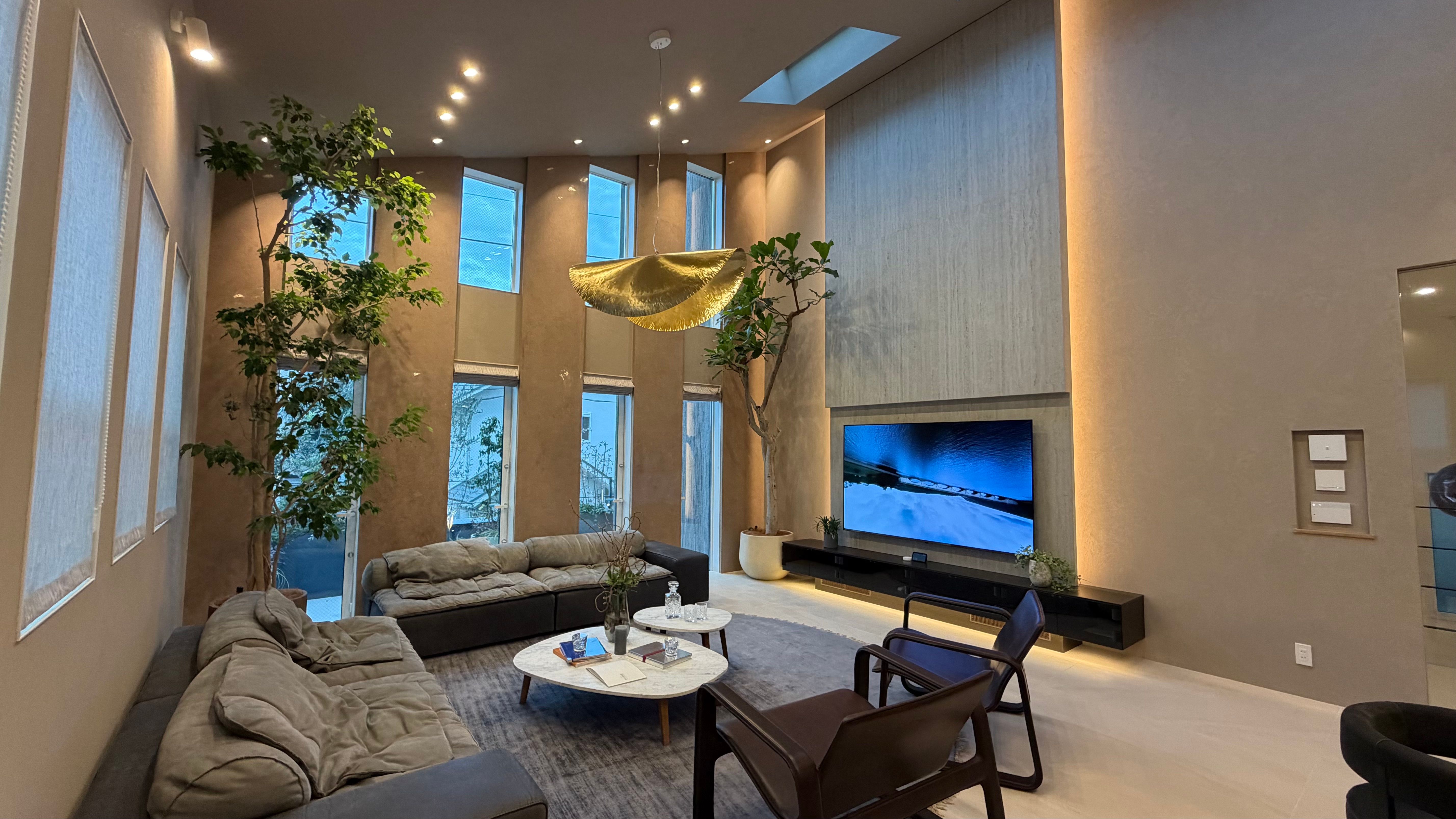 諸戸の家が目黒区東が丘に6億4800万円の新築邸宅を発表し、吉田桂子氏の設計による「瞑想室」や特殊換気システムを備え、ビジネスリーダーに心身を整える究極の住空間を提案。（写真/ゆい/＠yui.injp提供）