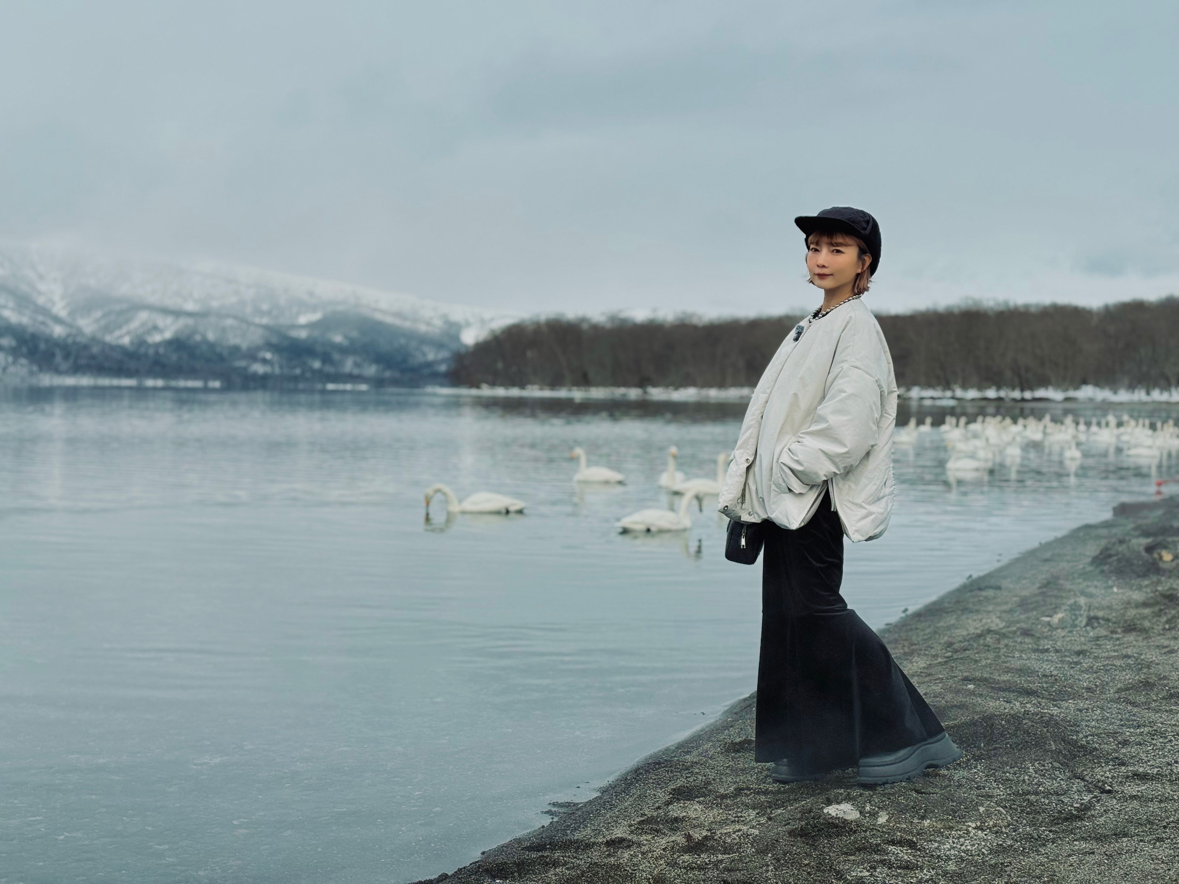 日系美学を体現するクリエイターの老辣妹は、引き算のメイクと細部へのこだわり、そして生活の儀式感を通じて、憧れの透明感あふれるライフスタイルを提案している。Shane Lï