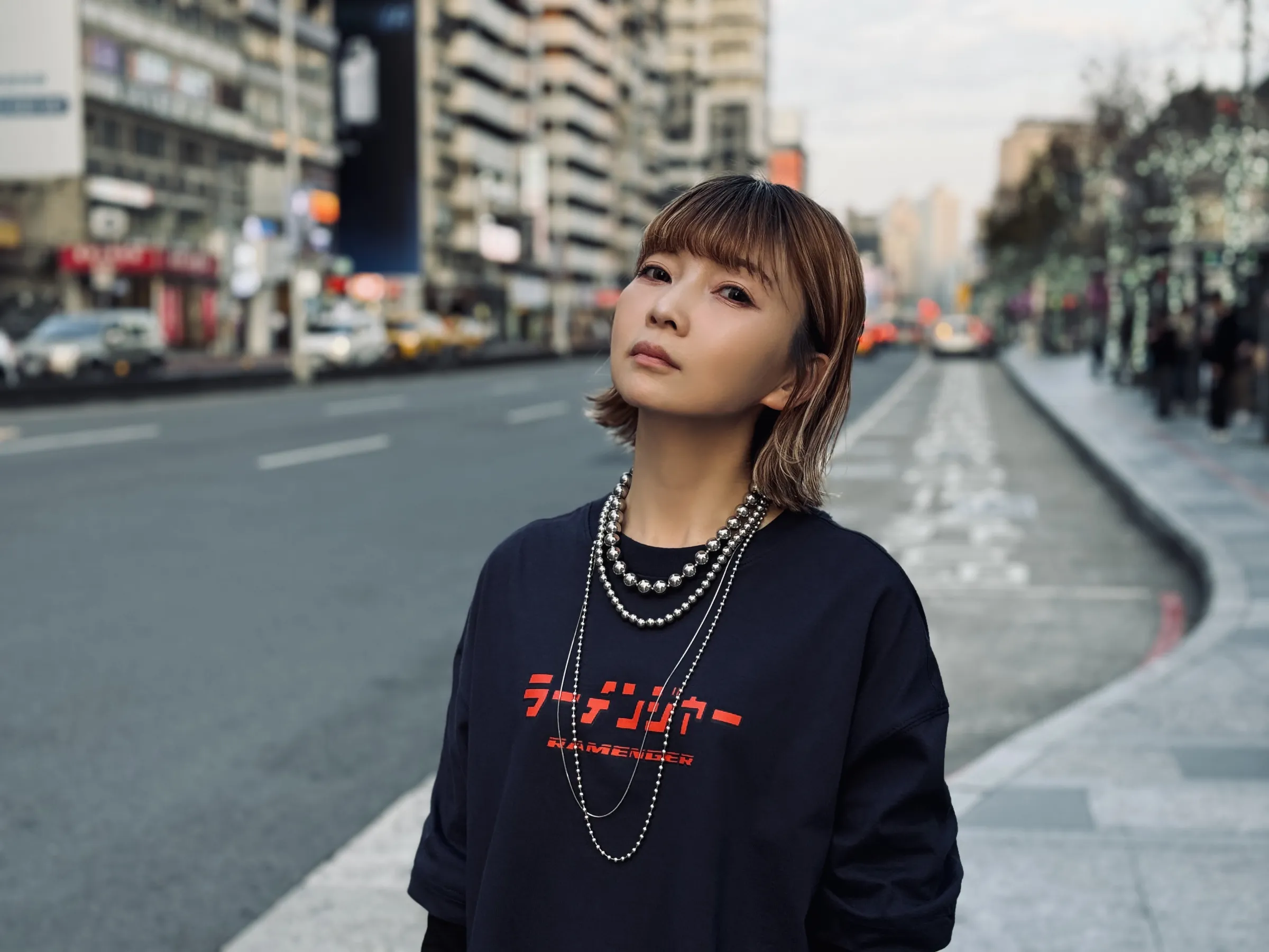 日系美学を体現するクリエイターの老辣妹は、引き算のメイクと細部へのこだわり、そして生活の儀式感を通じて、憧れの透明感あふれるライフスタイルを提案している。Shane Lï