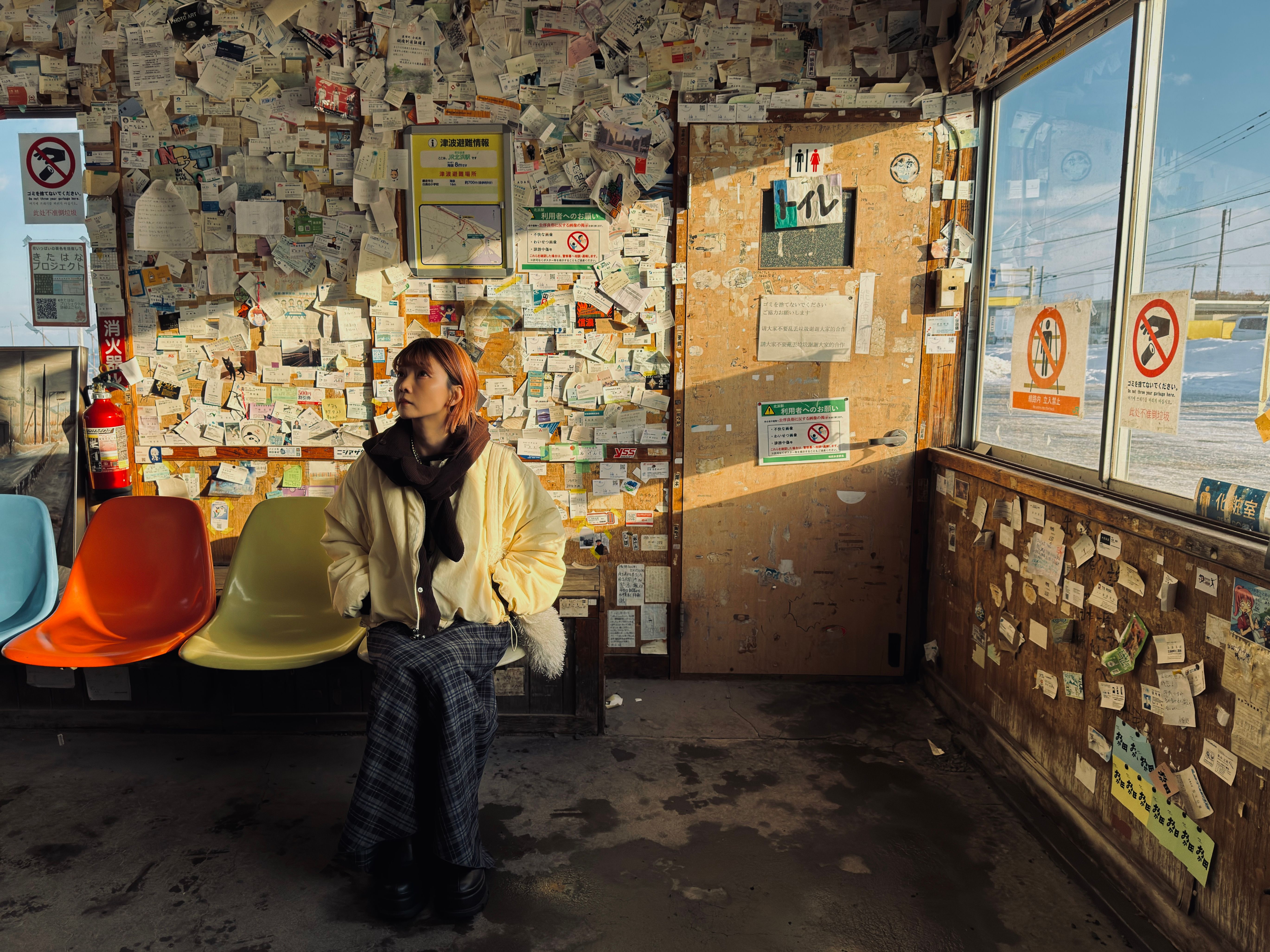 日系美学を体現するクリエイターの老辣妹は、引き算のメイクと細部へのこだわり、そして生活の儀式感を通じて、憧れの透明感あふれるライフスタイルを提案している。Shane Lï