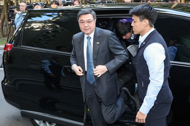 卓榮泰：赴日觀戰WBC是私人行程 行政院長卓榮泰日前拿出赴日本觀賞世界棒球經典賽的相關單據，被在野黨立委質疑。卓榮泰（左）17日受訪說，這是假日的私人自費行程，卻要逼他說這是公務行程，居心何在，也請在野黨立委適可而止，國家不能這樣被玩弄。中央社記者吳家昇攝 115年3月17日