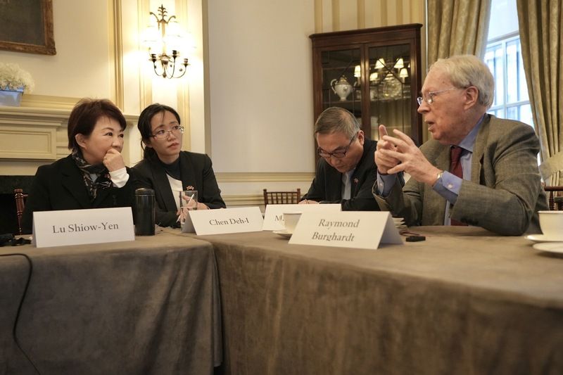盧秀燕訪美外交關係協會　對談薄瑞光 台中市長盧秀燕（左）美國時間3月16日訪問美國智庫「外交關係協會」（Council on Foreign Relation），與前美國在台協會（AIT）主席薄瑞光（Raymond F. Burghardt）（右）等對談。（台中市政府提供）中央社記者蘇木春傳真115年3月17日