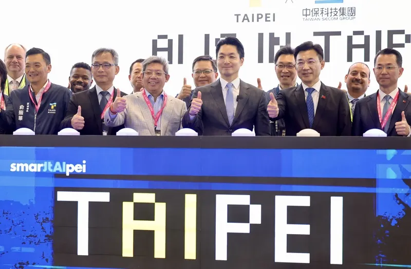 智慧城市展台北市府願景館開幕 2026智慧城市展台北市政府願景館17日在台北南港展覽館舉行開幕，台北市長蔣萬安（前排右3）、立法院副院長江啟臣（前排右2）等一同主持開幕式。中央社記者王飛華攝115年3日17日