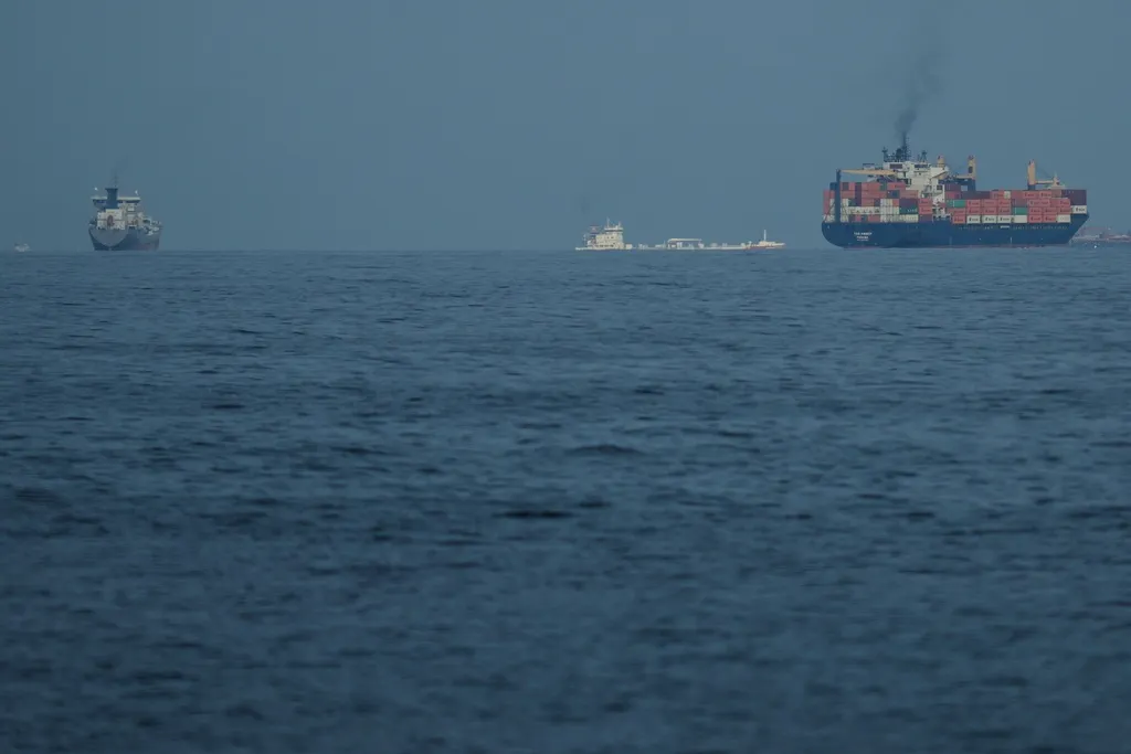 航行荷莫茲海峽的各式貨輪和油輪。（美聯社）