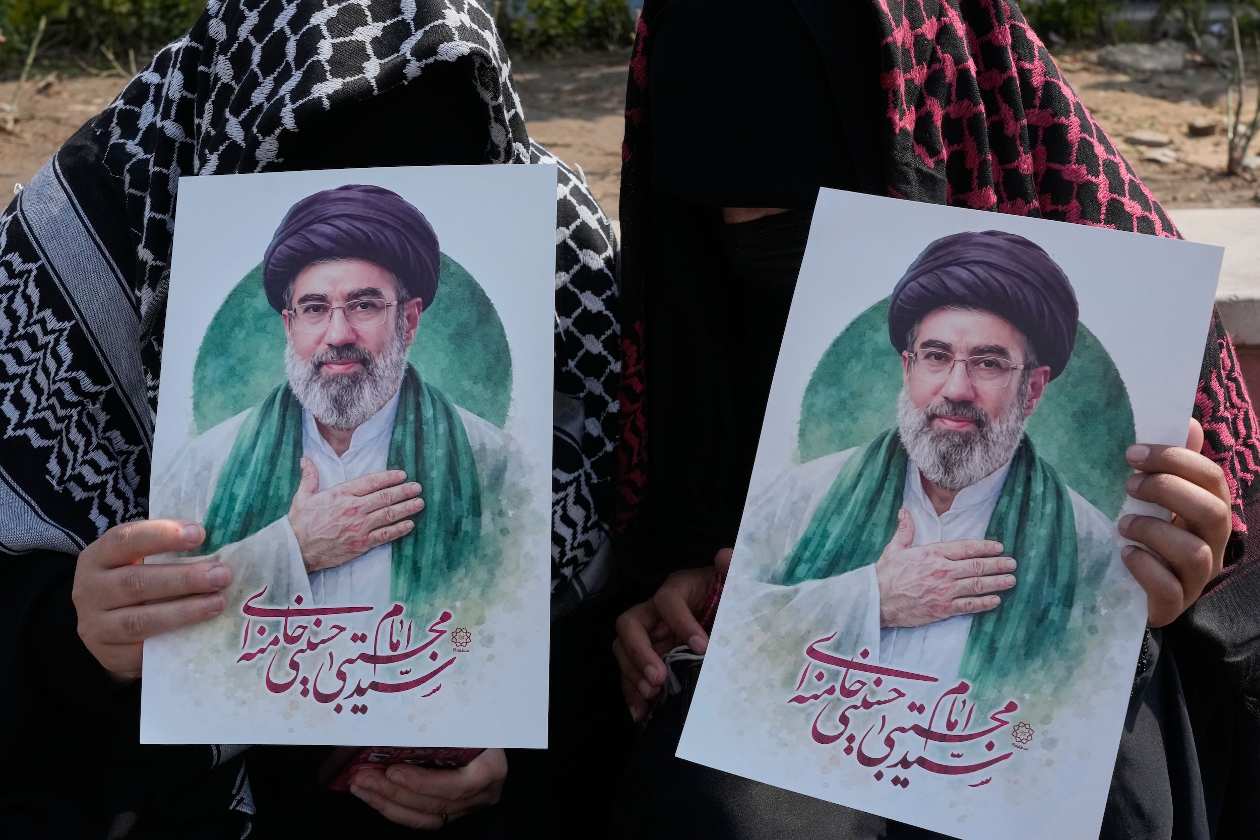 2026年3月14日,德黑蘭市中心的伊斯蘭革命廣場(Enqelab-e-Eslami),當地女性手持伊朗最高領袖穆吉塔巴的海報,參加支持政府的示威活動。(美聯社)