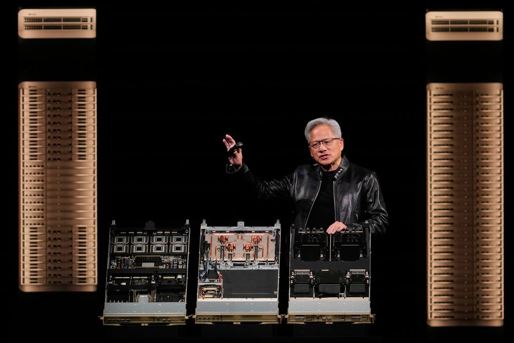 エヌビディアのジェンスン・フアン最高経営責任者（CEO）が最新世代の半導体「Vera Rubin」を披露。（AP通信）