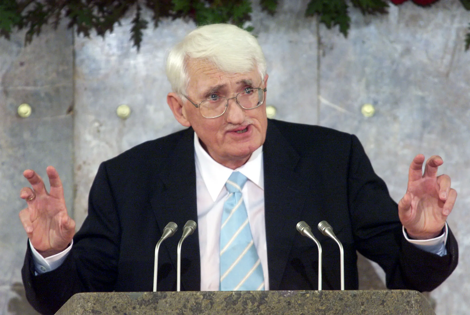 2001年10月14日，德國哲學家哈伯瑪斯在法蘭克福獲頒德國書商和平獎後發表演說。（美聯社）