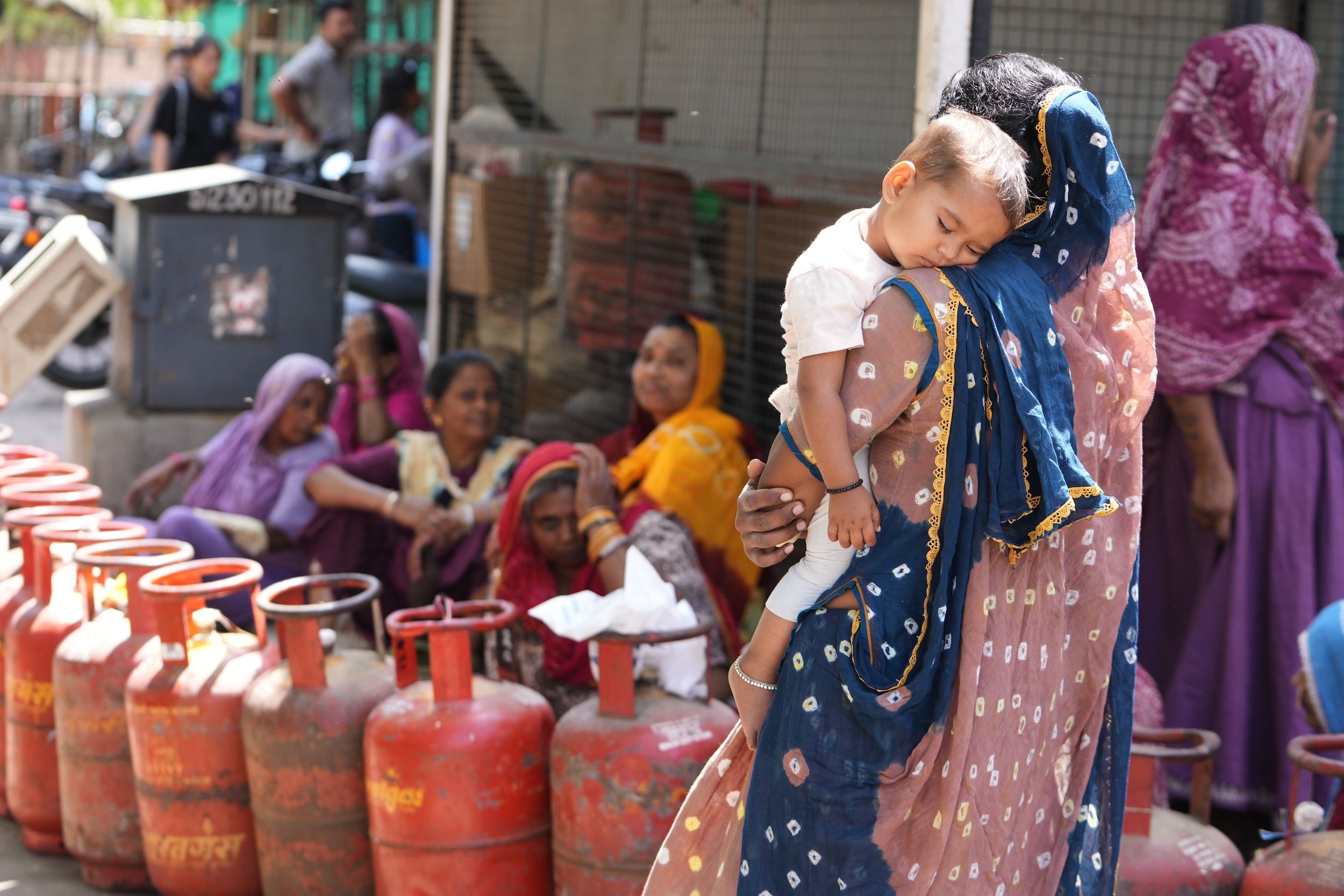2026年3月16日，印度婦女正在等待領取液化天然氣鋼瓶。（美聯社）