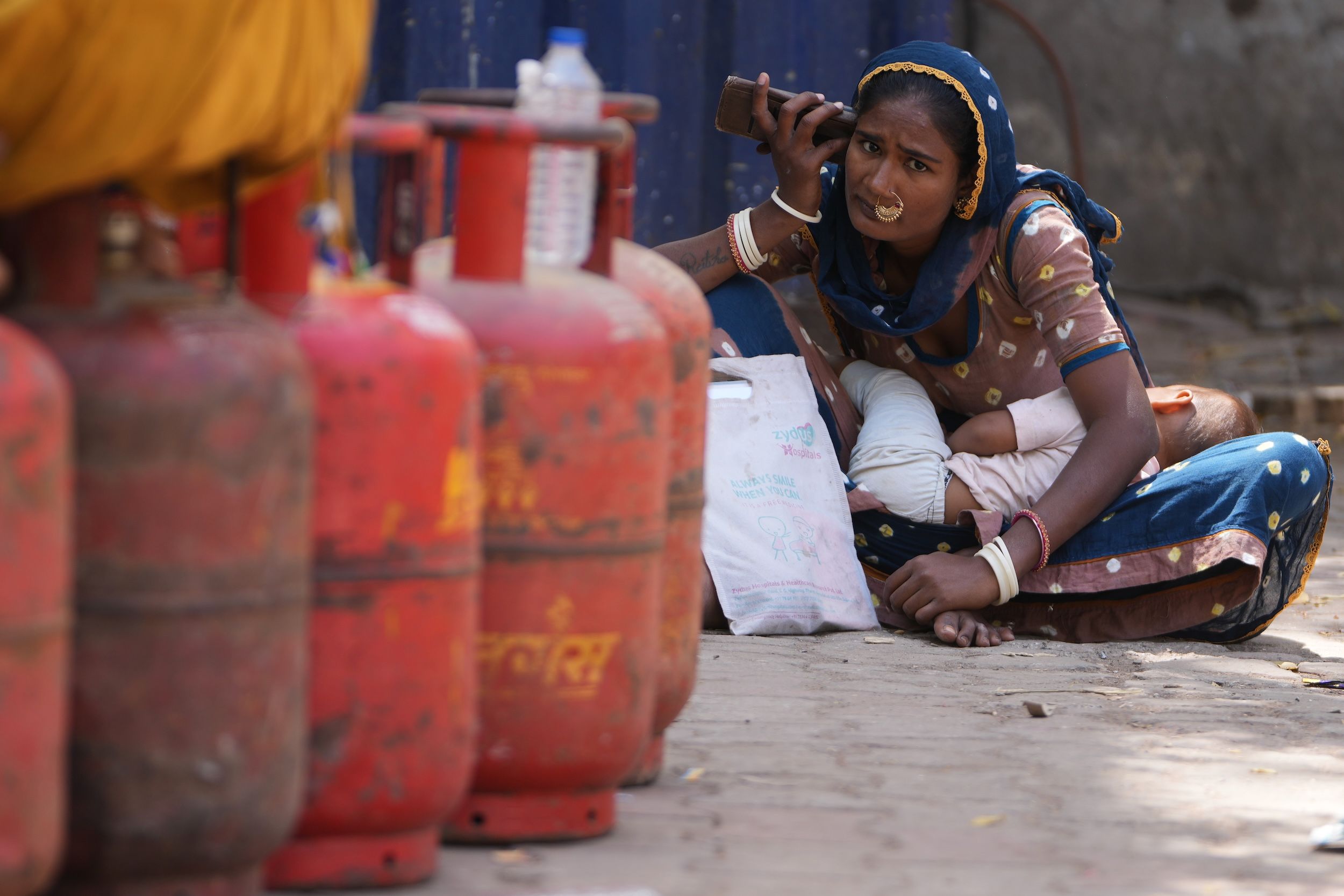 2026年3月16日，印度婦女正在等待領取液化天然氣鋼瓶。（美聯社）