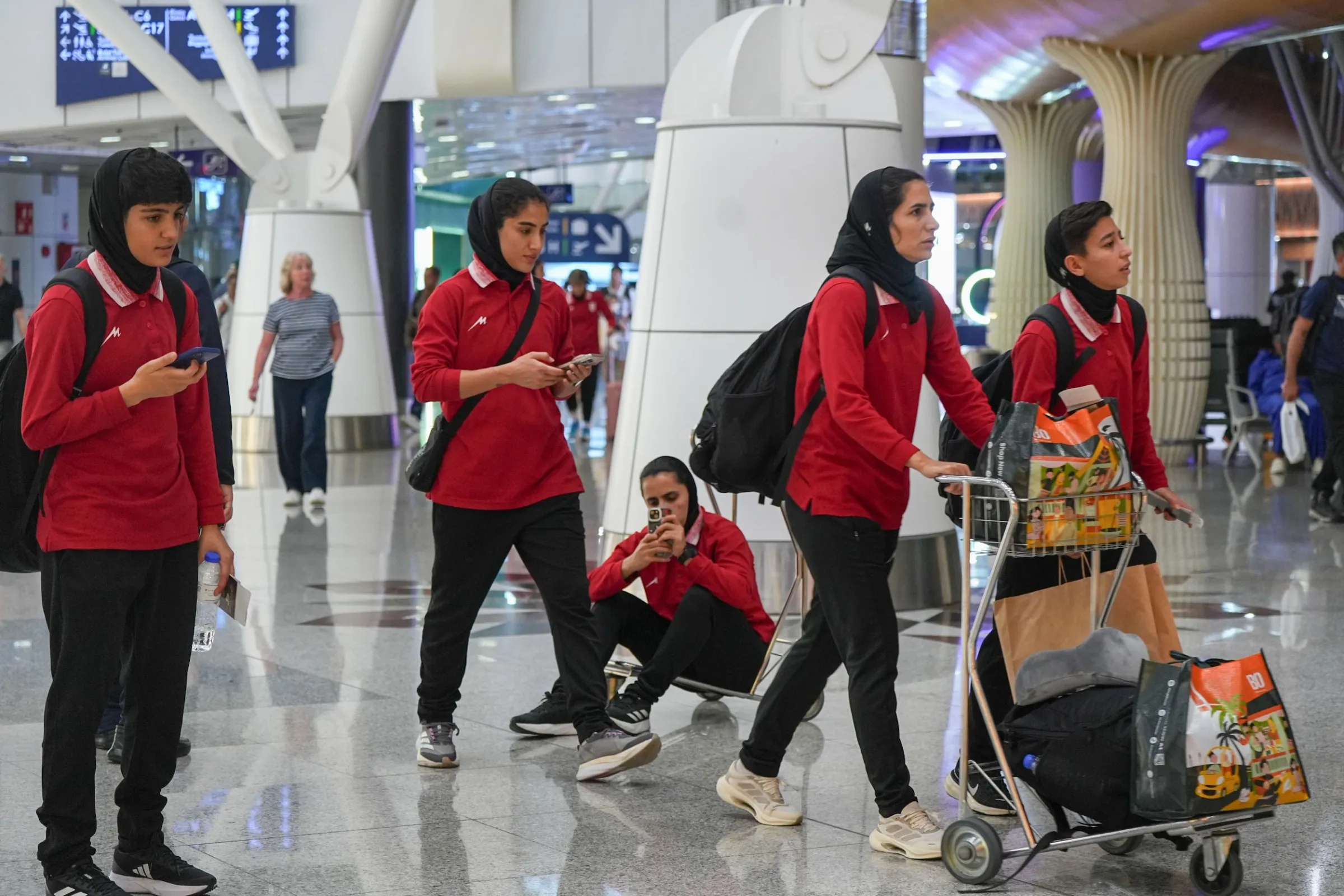 2026年3月16日，伊朗女子足球隊抵達吉隆坡國際機場。（美聯社）