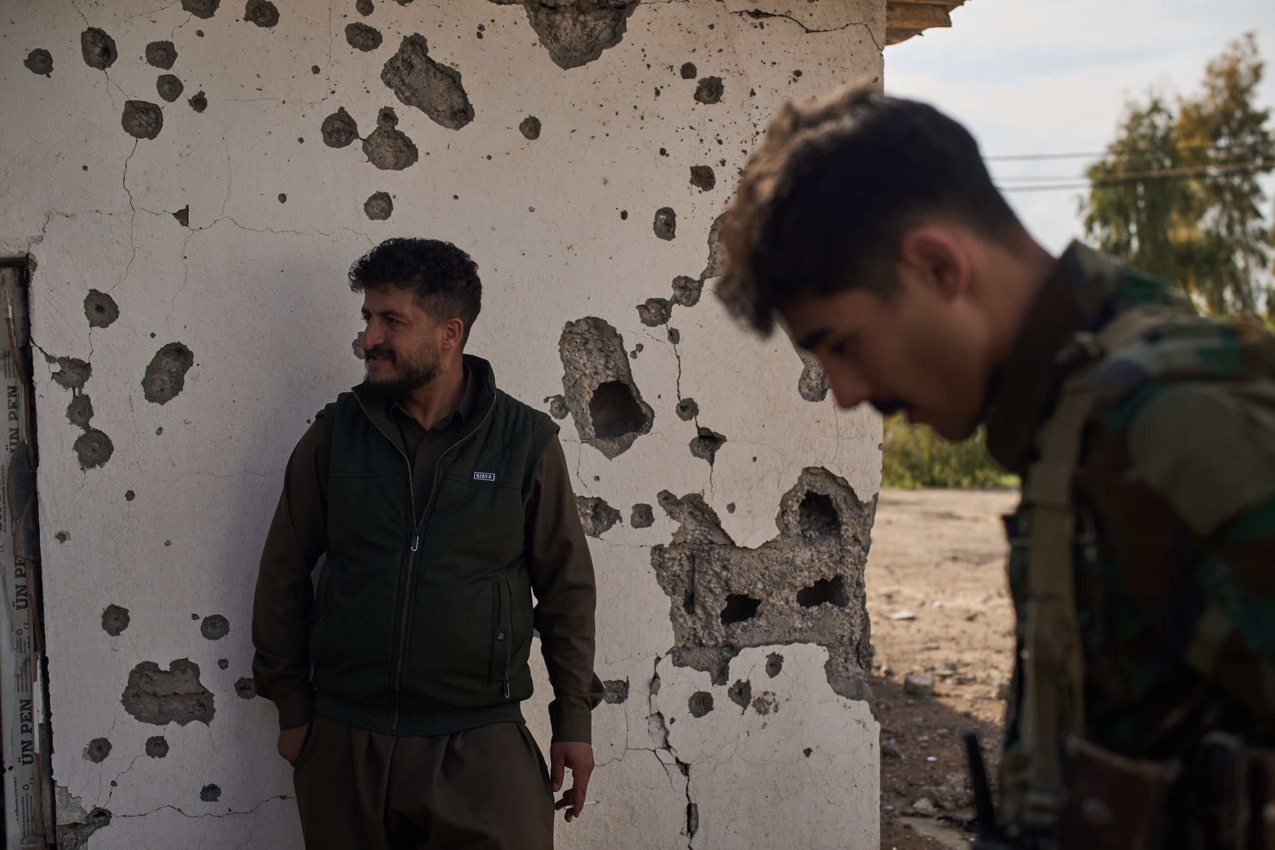 2026年3月16日、クルド系イラン反体制組織「イラン・クルディスタン闘争組織」のメンバーが、先週イランの支援を受けるイラク民兵の攻撃を受けた区域を示している。（AP）