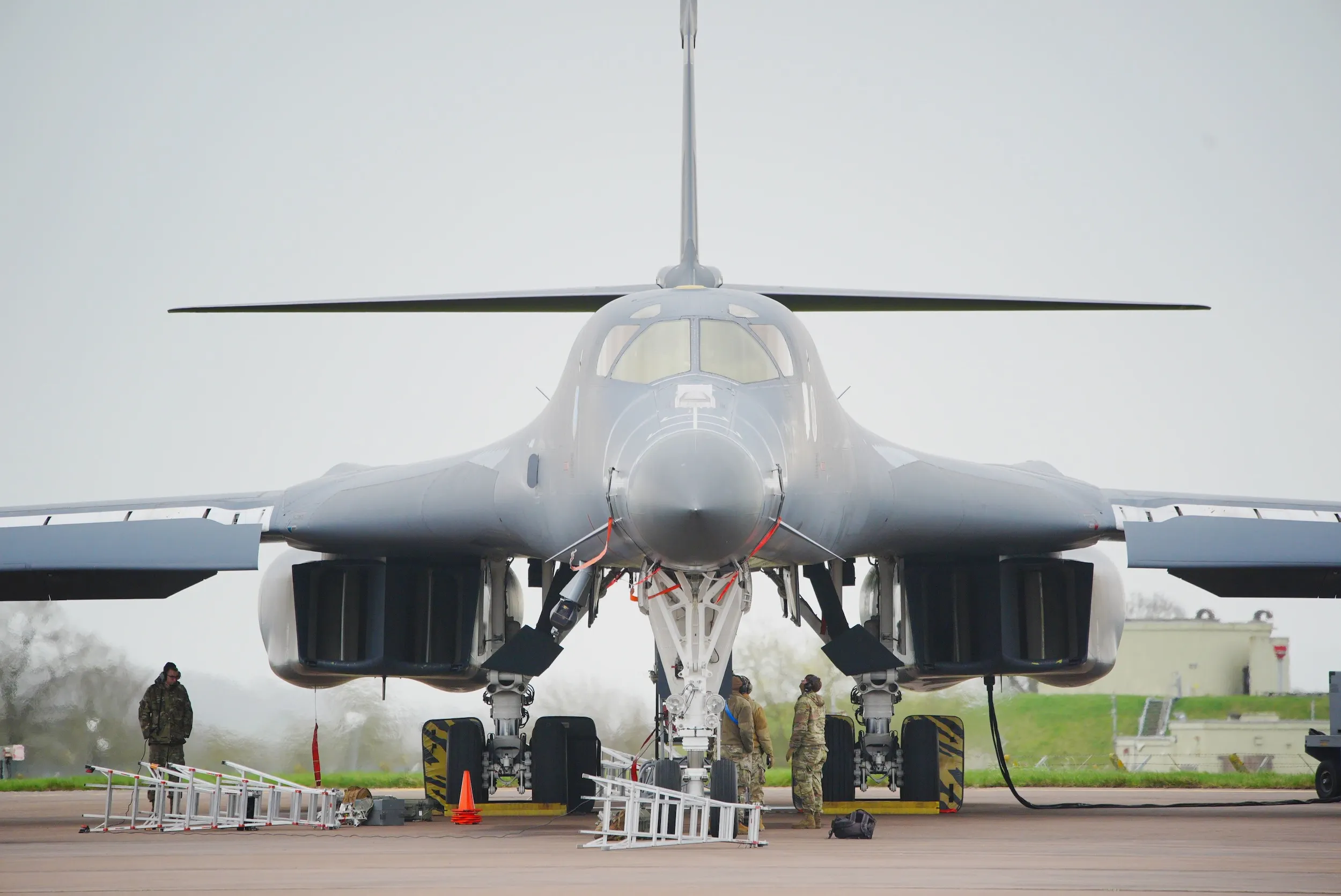 2026年3月16日，美國空軍的B-1轟炸機在英國皇家空軍基地裝載炸彈。（美聯社）