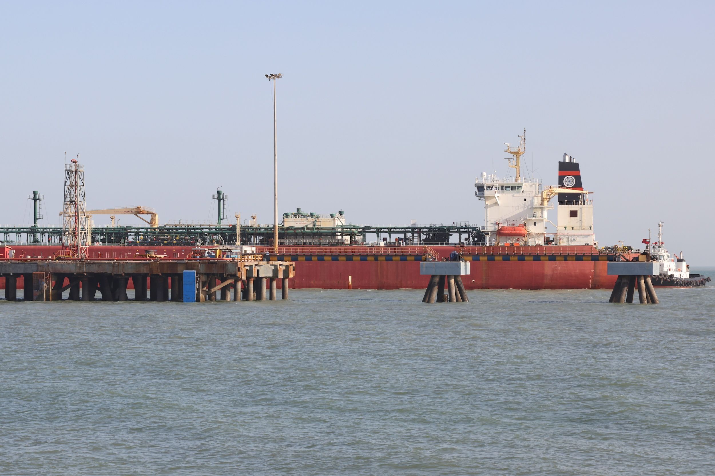 2026年3月16日、インドのガス輸送船「シワリク号」がインド・ムンドラ港の液化天然ガスターミナルに到着した。（AP）