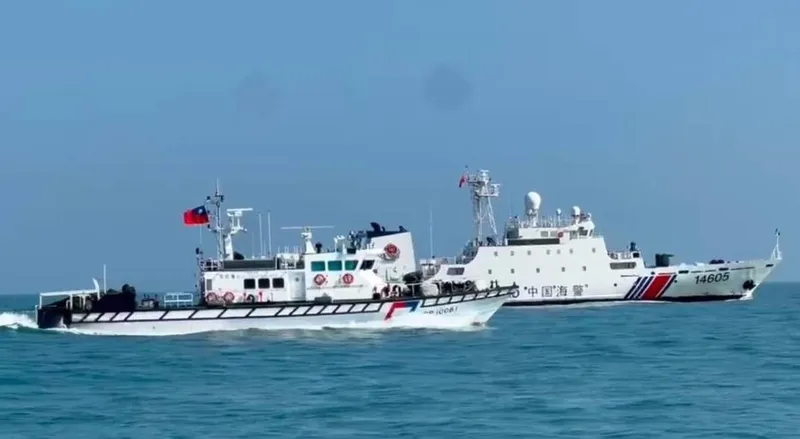中國海警船連2日侵擾金門水域 海巡併航監控 4艘中國海警船繼16日侵擾金門水域後，17日再次現蹤金門水域，海巡巡防艇一對一併航監控，拒止其持續深入。（海洋委員會海巡署金馬澎分署提供）中央社記者吳玟嶸傳真115年3月17日
