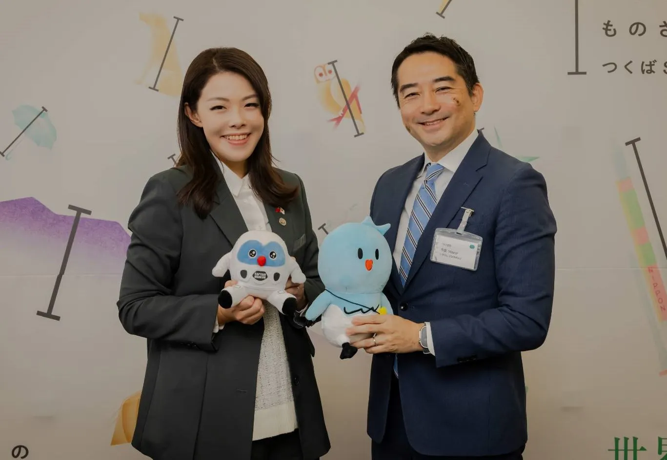 新竹市長高虹安與筑波市長五十嵐立青互贈城市吉祥物娃娃。（圖／新竹市政府提供）