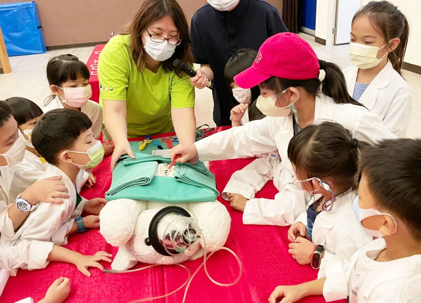 「亞洲寵物博物館」透過問答互動與模擬體驗，認識飼主責任與醫療照護知識。.(圖/新北市文化局)