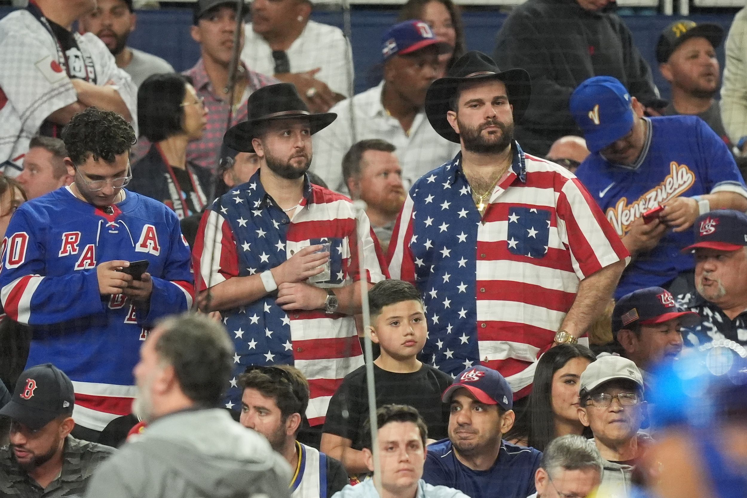 2026年3月17日，美國隊連續兩年在WBC冠軍戰失利（去年輸日本、今年輸委內瑞拉），自家球迷一臉不敢置信。（美聯社）