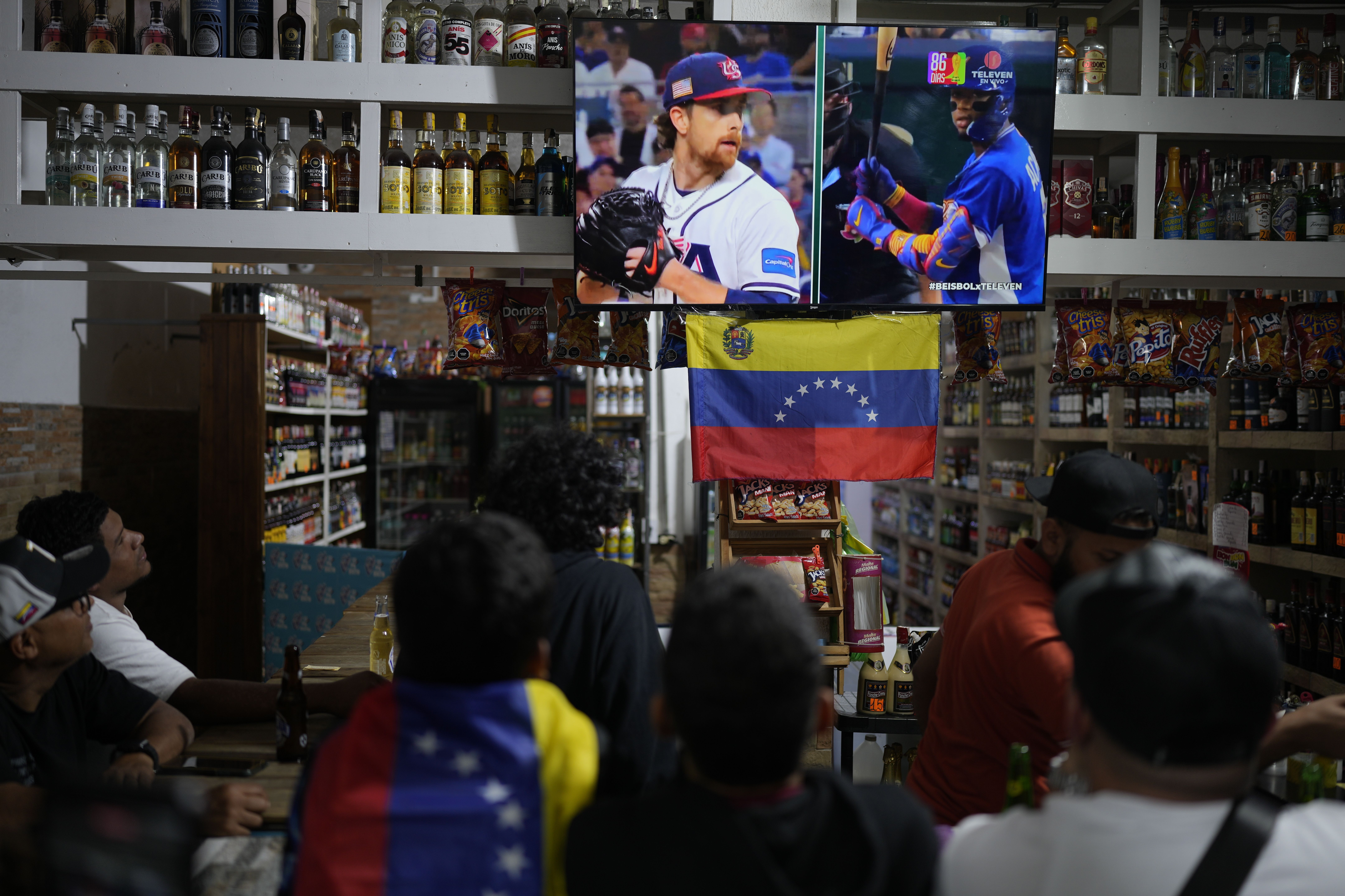 委內瑞拉首都卡拉卡斯的民眾正在收看委美大戰。（美聯社）