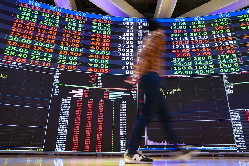 台股盤中勁揚 突破34400點 台股18日受輝達(NVIDIA)GTC年度技術大會激勵,盤中一度大漲逾580點,突破34400點整數關卡,半導體與AI概念股領軍上攻,市場交投熱絡。中央社記者鄭清元攝115年3月18日