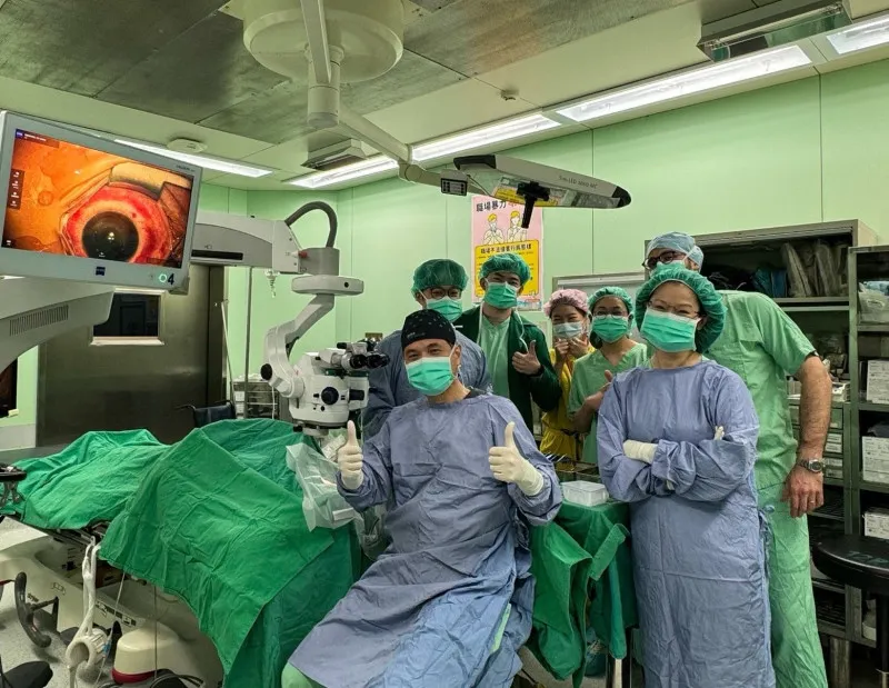 長庚基隆紀念醫院眼科團隊完成角膜基質內環植入術，透過飛秒雷射建立角膜隧道並植入角膜內環，改善角膜不規則變形，為圓錐角膜患者提供新的治療選擇。（圖/長庚基隆醫院提供）