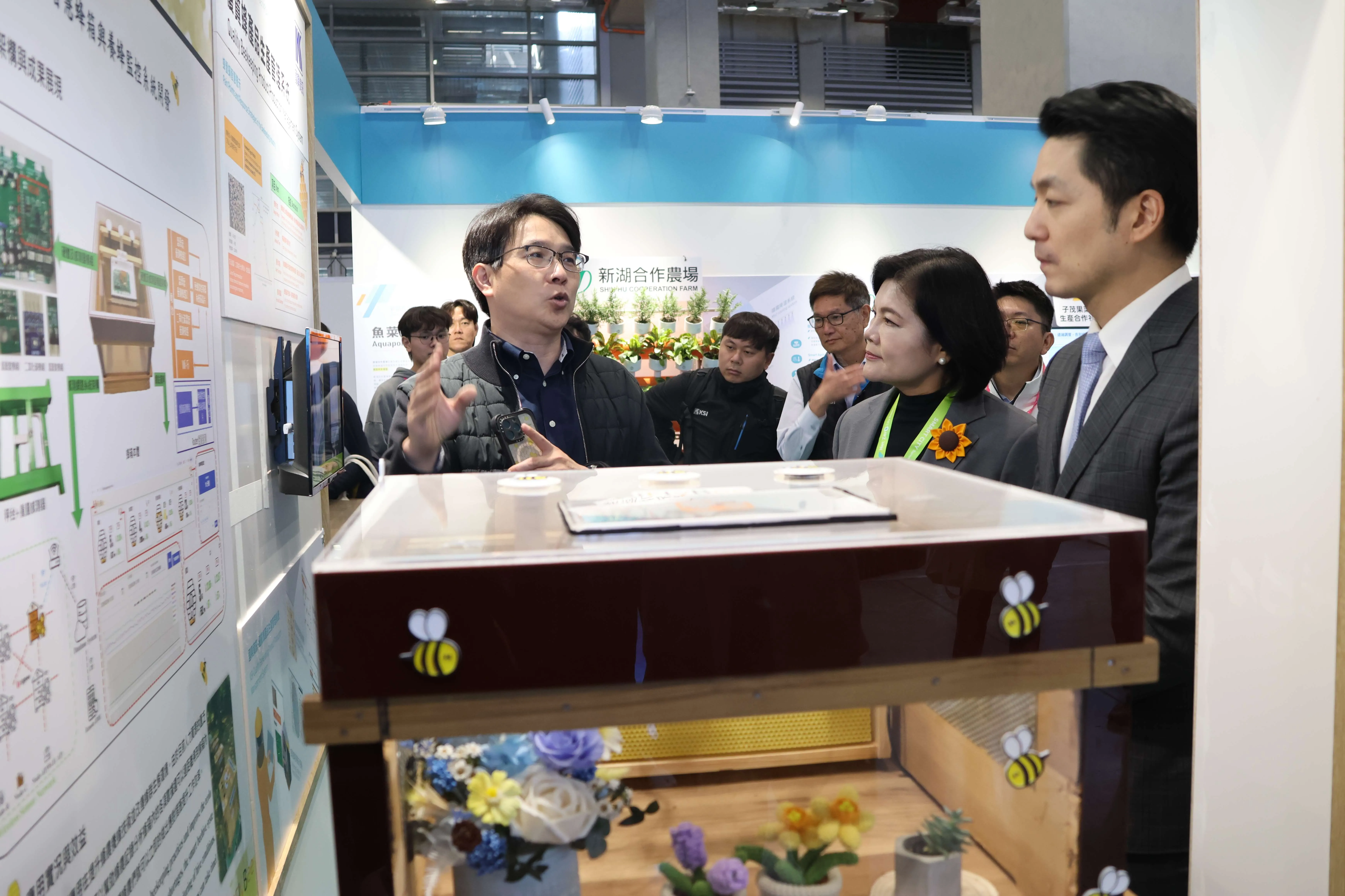 雲林縣長張麗善陪同台北市長蔣萬安一同聆聽智慧農業的創新應用展示說明。（圖／雲林縣政府提供）