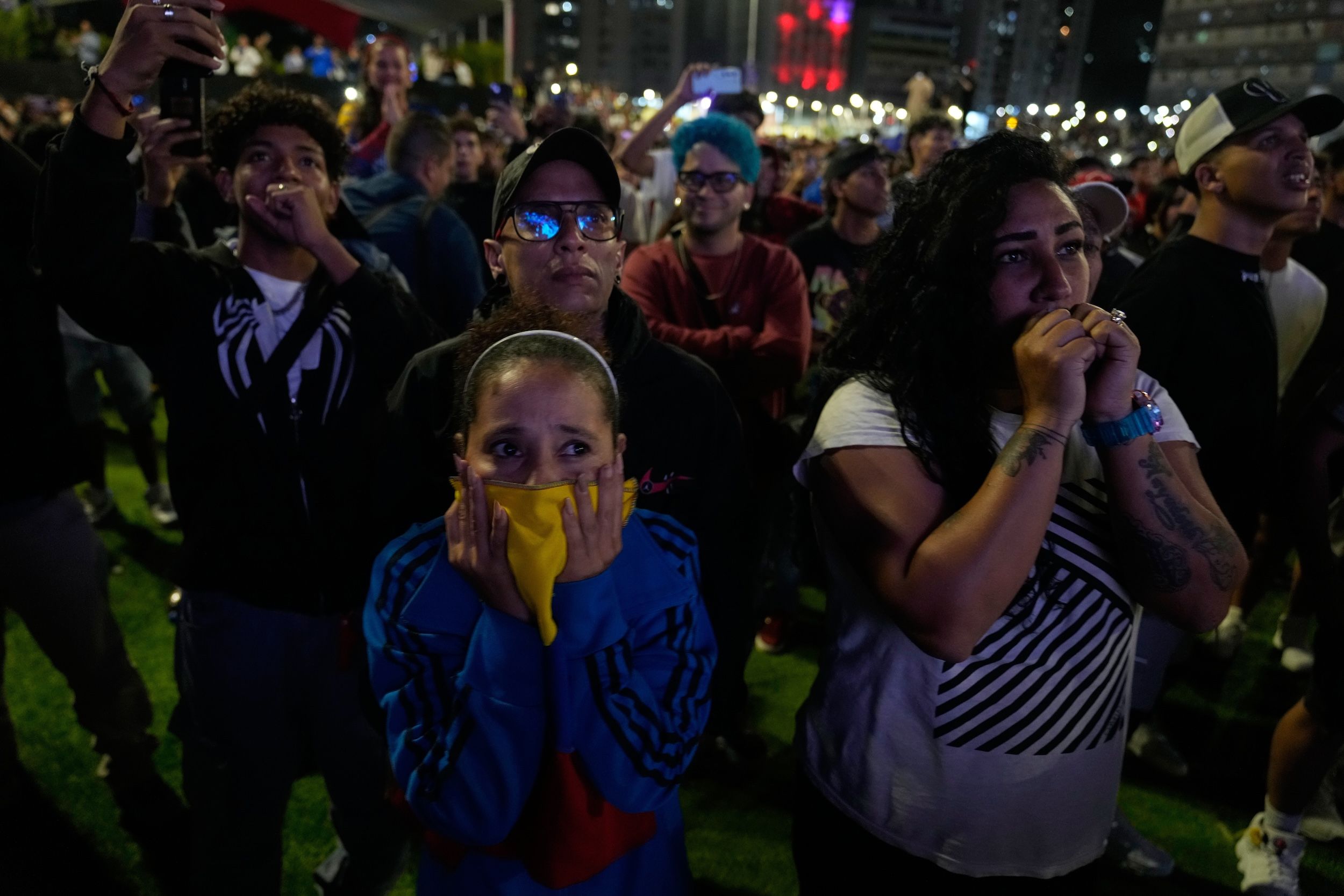 2026年3月17日，委內瑞拉在WBC冠軍戰對戰美國，家鄉所有人都專注觀看比賽。（美聯社）