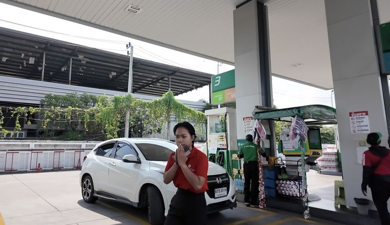 曼谷加油站的員工向顧客道歉 曼谷許多汽車駕駛到加油站才發現無油可加，部分加油站員工因油品售罄得向顧客致歉。中央社記者李宗憲曼谷攝115年3月18日