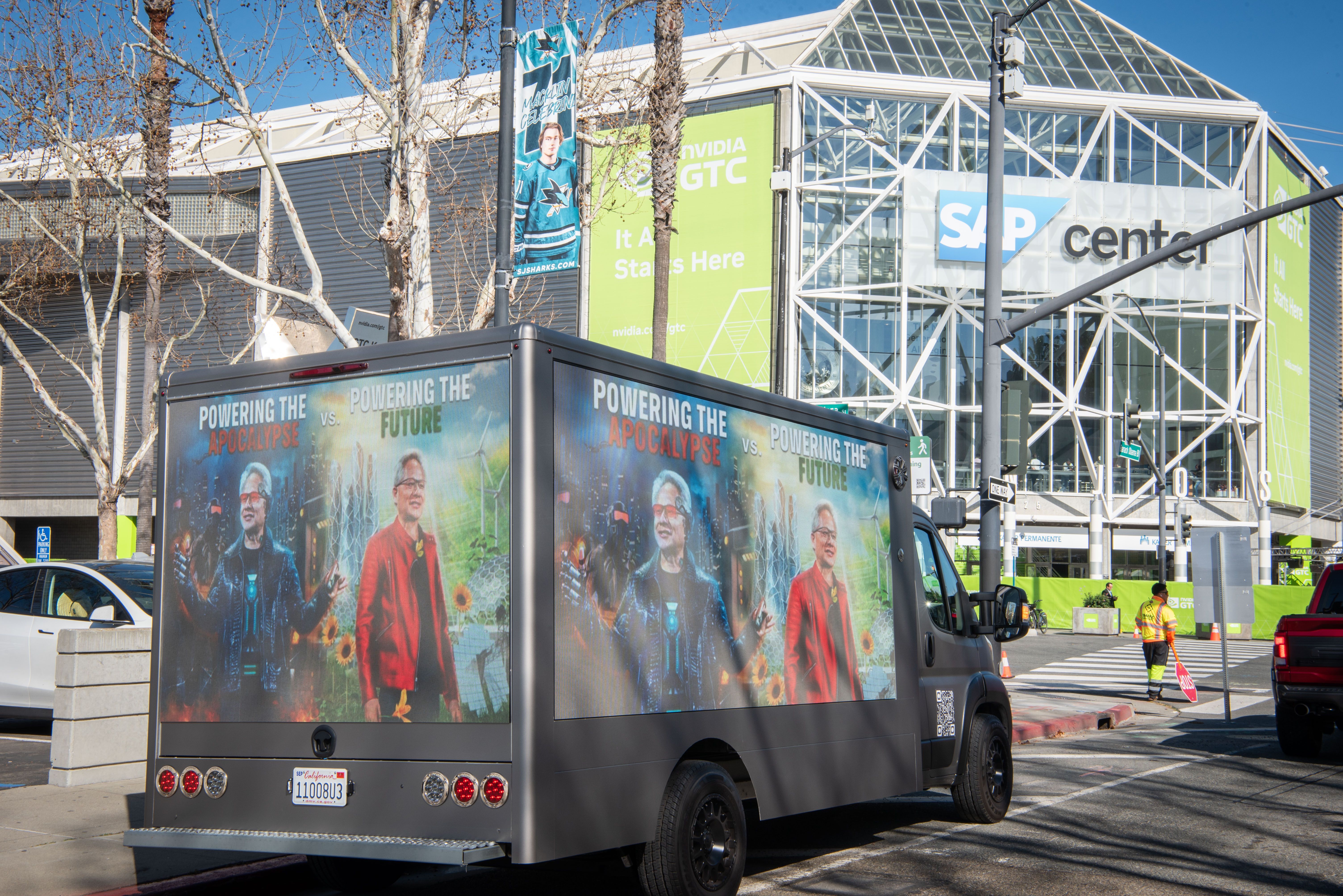 綠色和平美國辦公室（Greenpeace USA）在NVIDIA GTC 大會揭幕日當天，利用三面電子看板的卡車，開始在聖荷西會議中心周邊發動了一場移動式的抗議行動。（Brooke Anderson提供）
