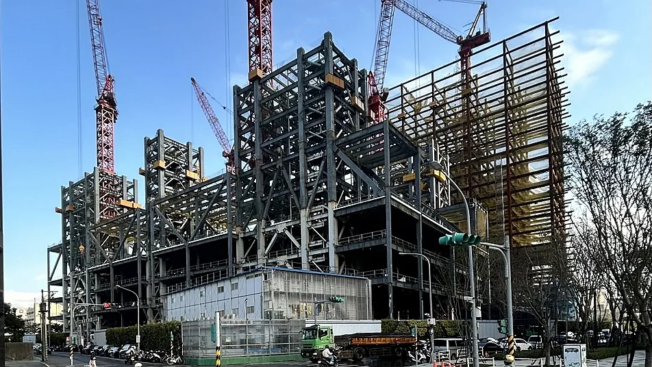 國產建材實業「南港大型開發案」新建工地，今（18）日爆出工人墜樓的工安意外。 （圖／取自無限生活誌）