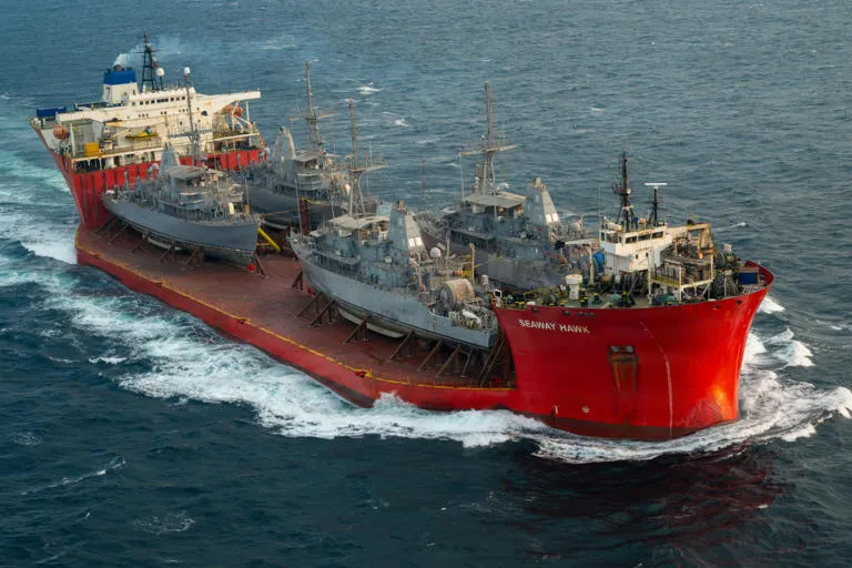 美國海軍在中東服役多年的四艘掃雷艦，去年9月除役後，今年1月全數運回美國。（美國海軍官網）