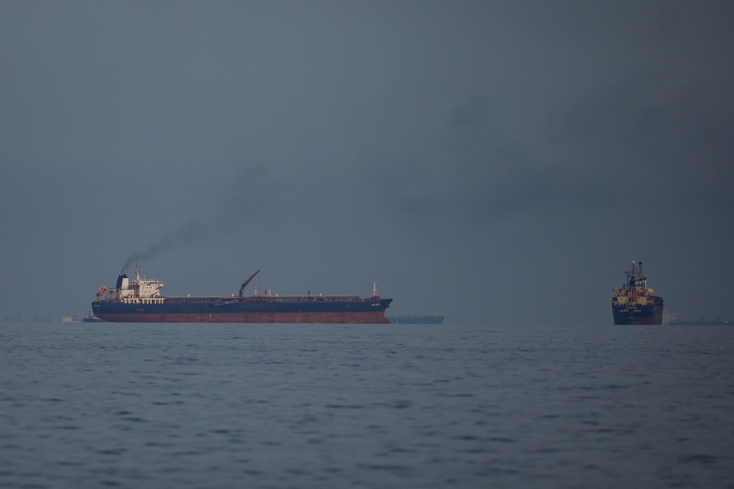 2026年3月11日，聚集在荷莫茲海峽附近的油輪和貨輪。（美聯社）