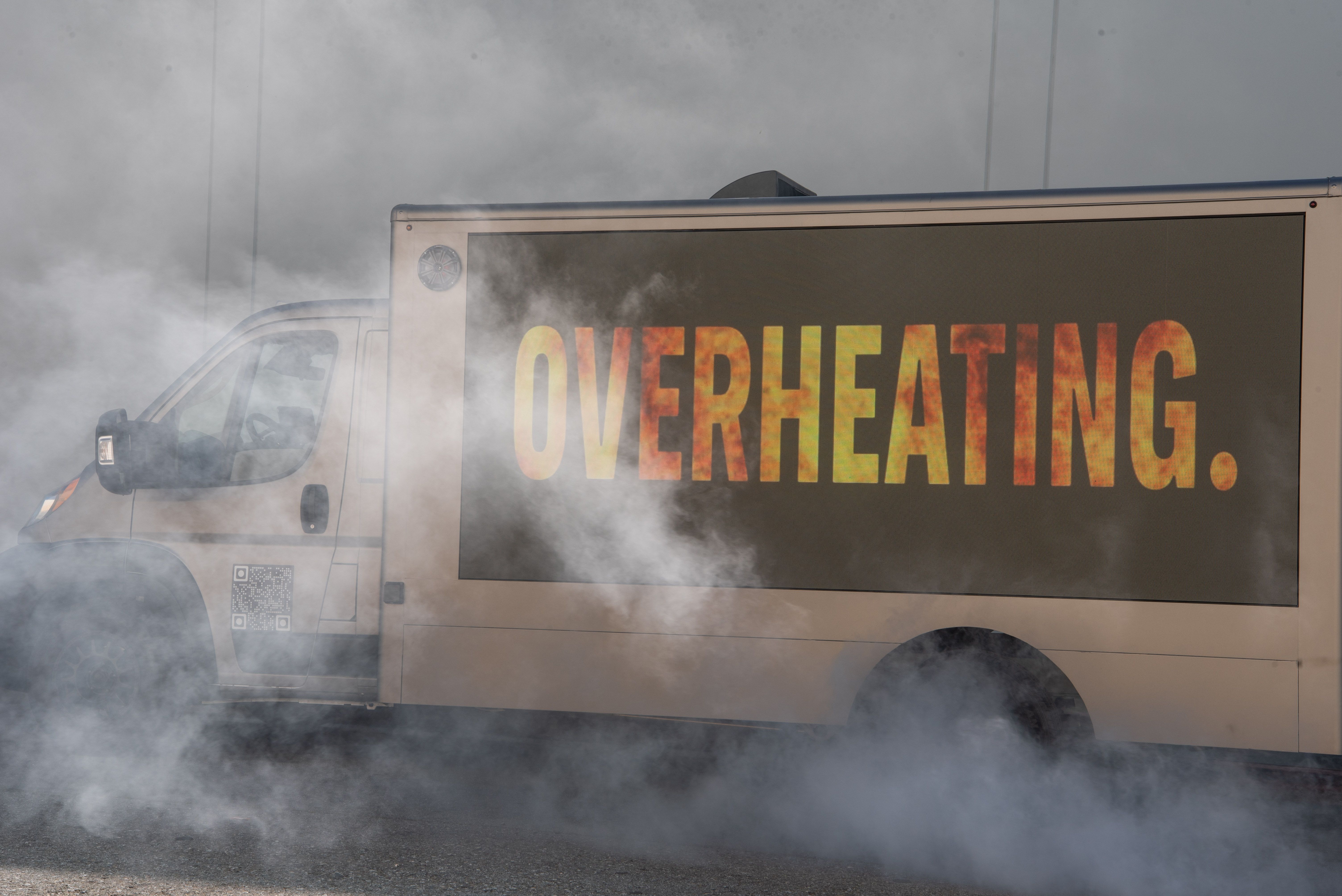 綠色和平美國辦公室在NVIDIA GTC開幕首日，現場利用三面電子看板的卡車，在聖荷西會議中心周邊巡迴播放影片並打造過熱的煙霧特效，喊話執行長黃仁勳：「你的GPU 正在過熱，地球也是！」。（Brooke Anderson提供）