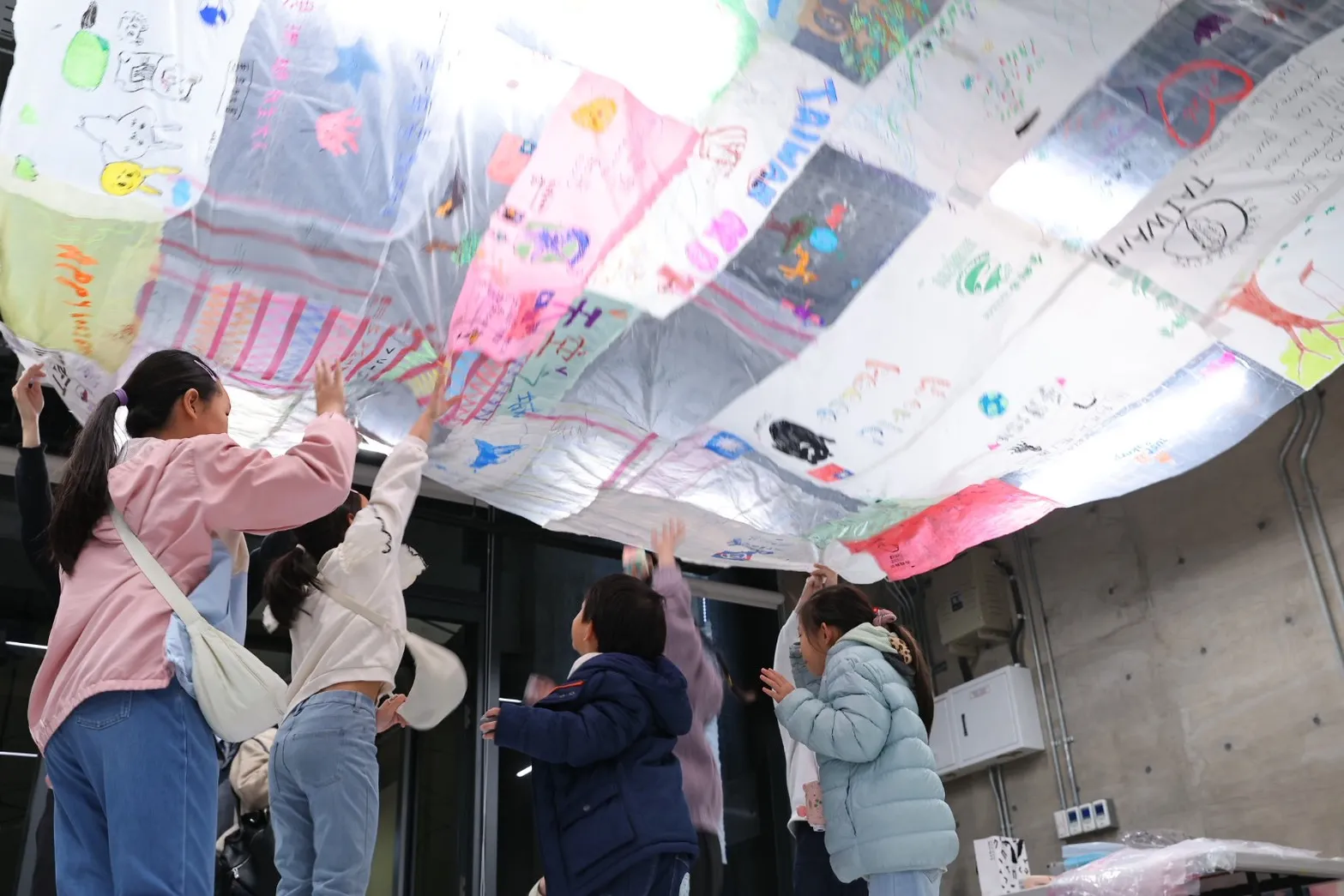 民眾參與「太陽能飛行博物館」工作坊，完成的作品將於展覽中呈現。（圖/新北市政府文化局）