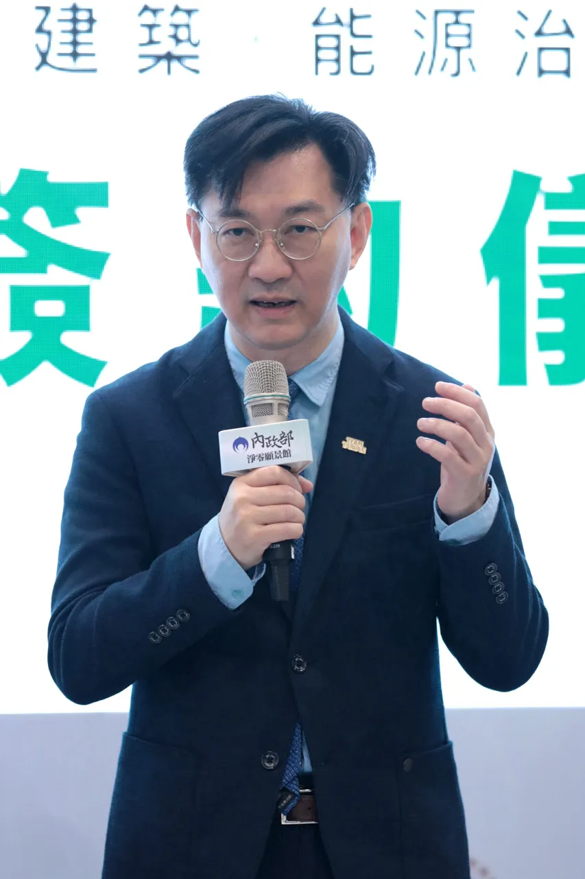 內政部次長董建宏說明推動淨零建築與能源轉型方向。（圖／台智盟提供）